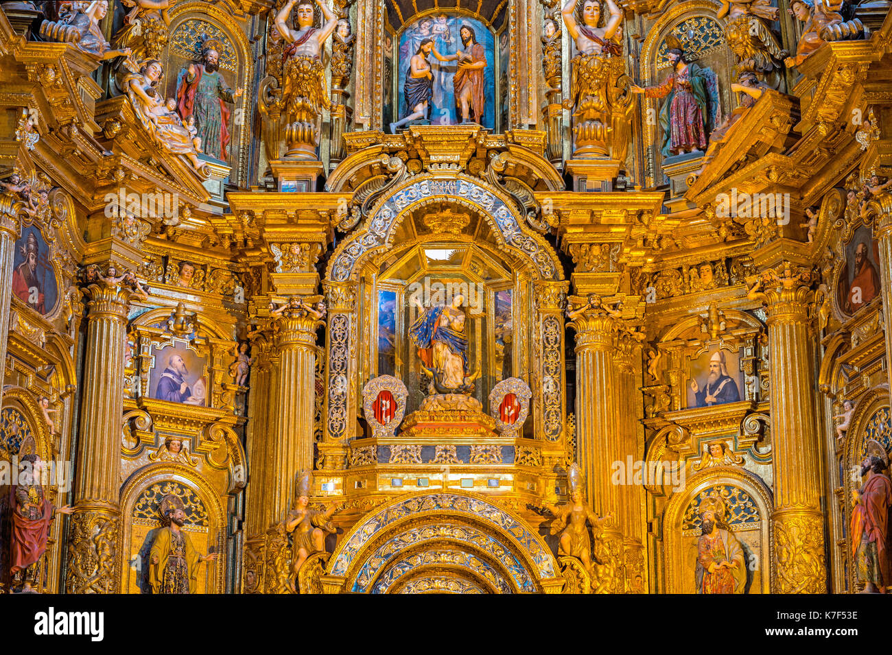 Der Altar der Kirche San Francisco im barocken Stil mit Blattgold Dekorationen und die apokalyptische Jungfrau in Quito, Ecuador. Stockfoto