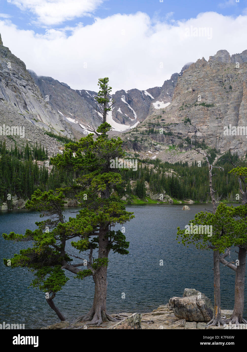 Blick auf den See, eingebettet im Rocky Mountain National Park, Colorado, USA. Stockfoto