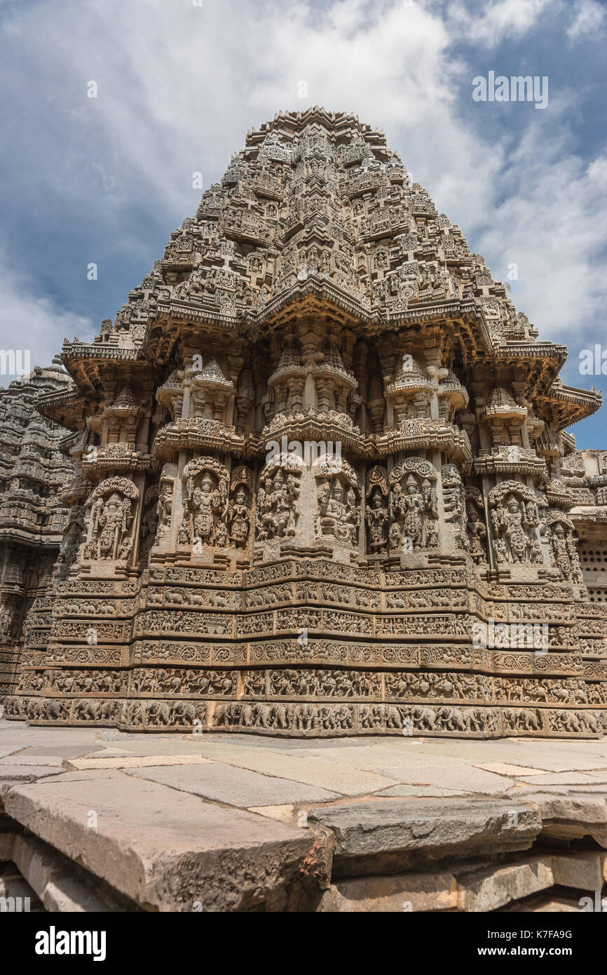 Mysore, Indien - Oktober 27, 2013: Nahaufnahme von einem Drittel der beige Stein zentrale Heiligtum, genannt, der Trikuta Chennakesava Tempel in Somanathpur und Stockfoto