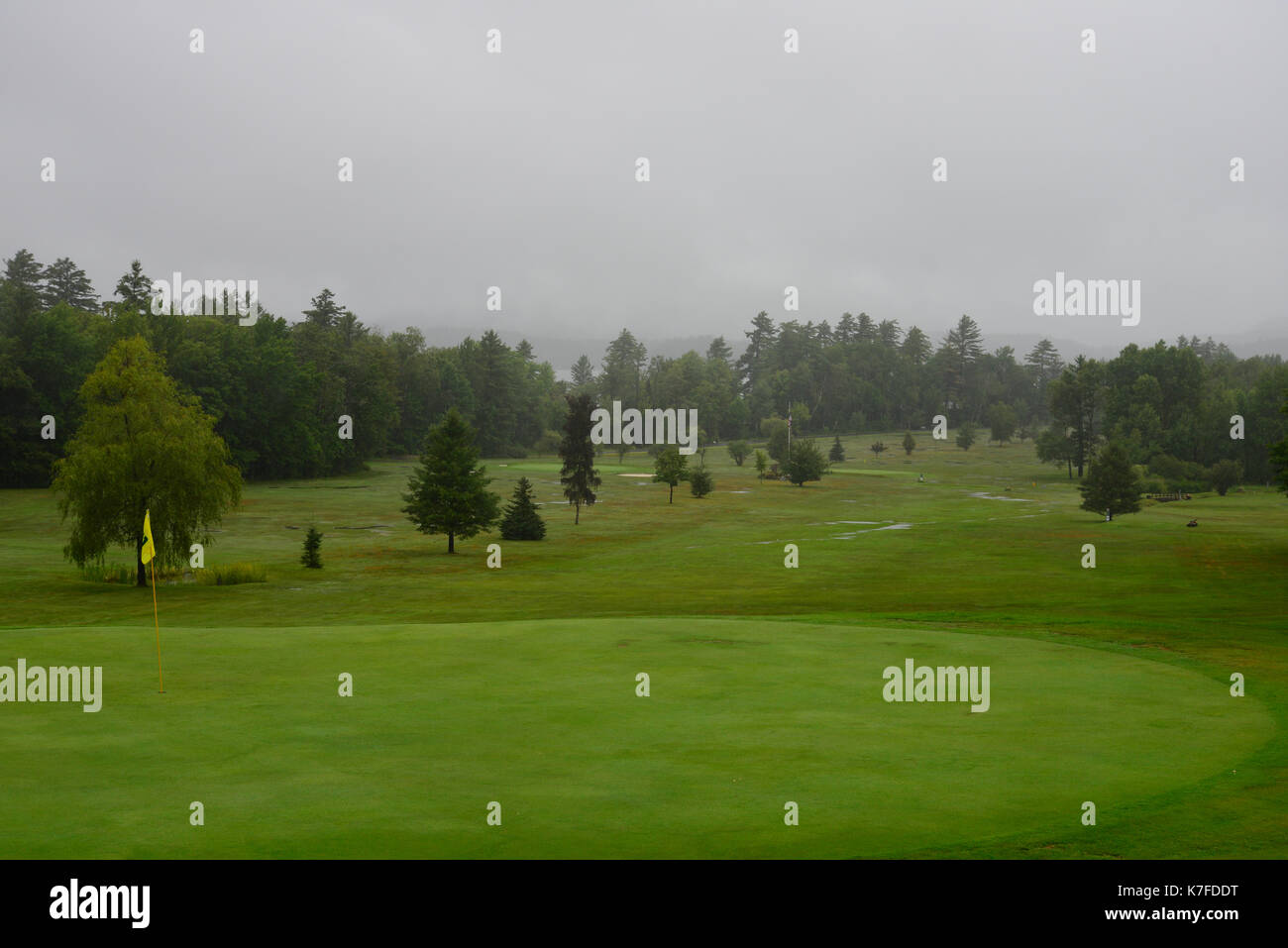 See angenehm, NY Public Golf Course in einer kalten, feuchten regnerischen Tag. Stockfoto