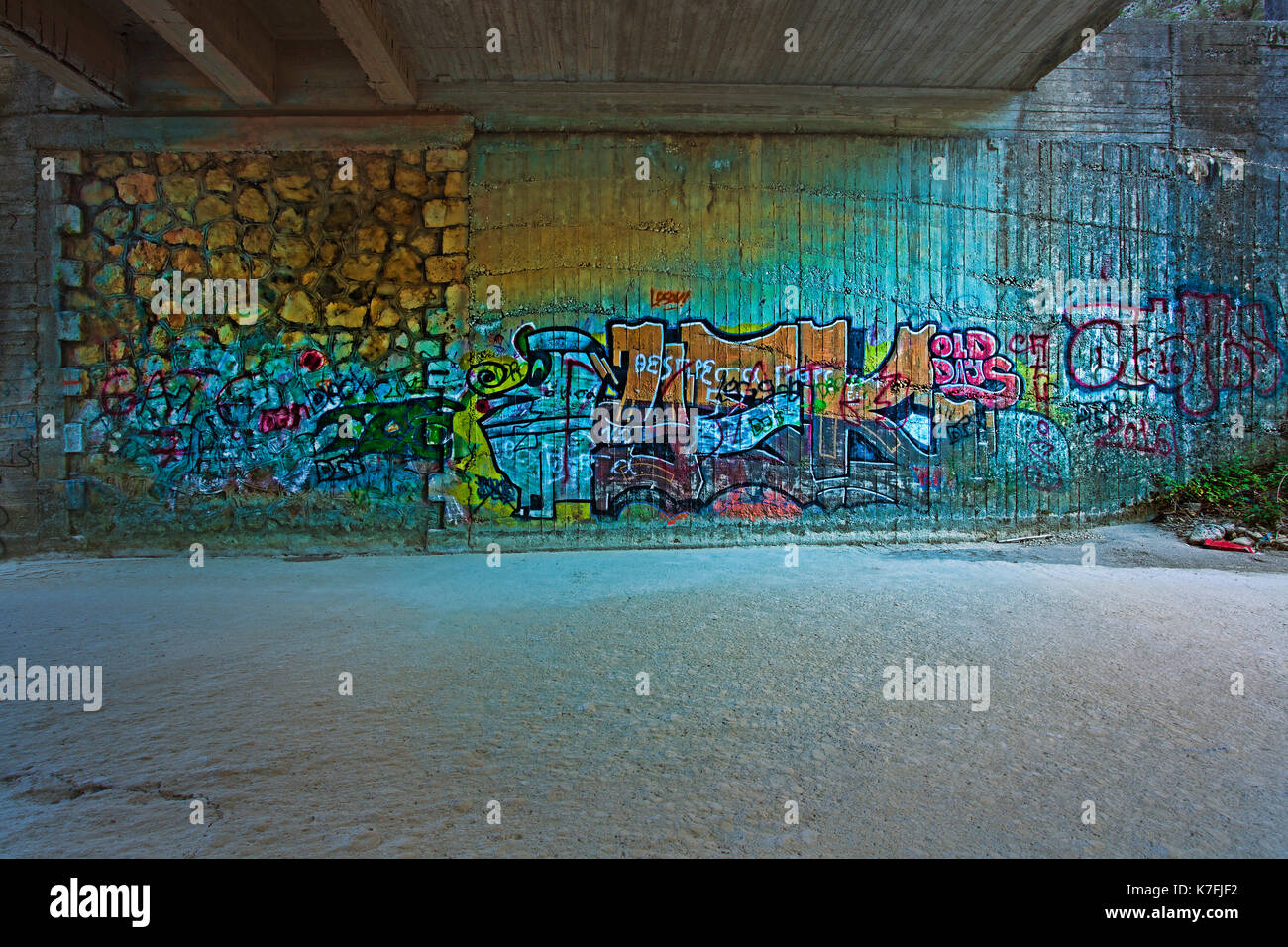 Graffiti unter einer Brücke in einem ausgetrockneten Fluss in Kefalonia, Griechenland Stockfoto