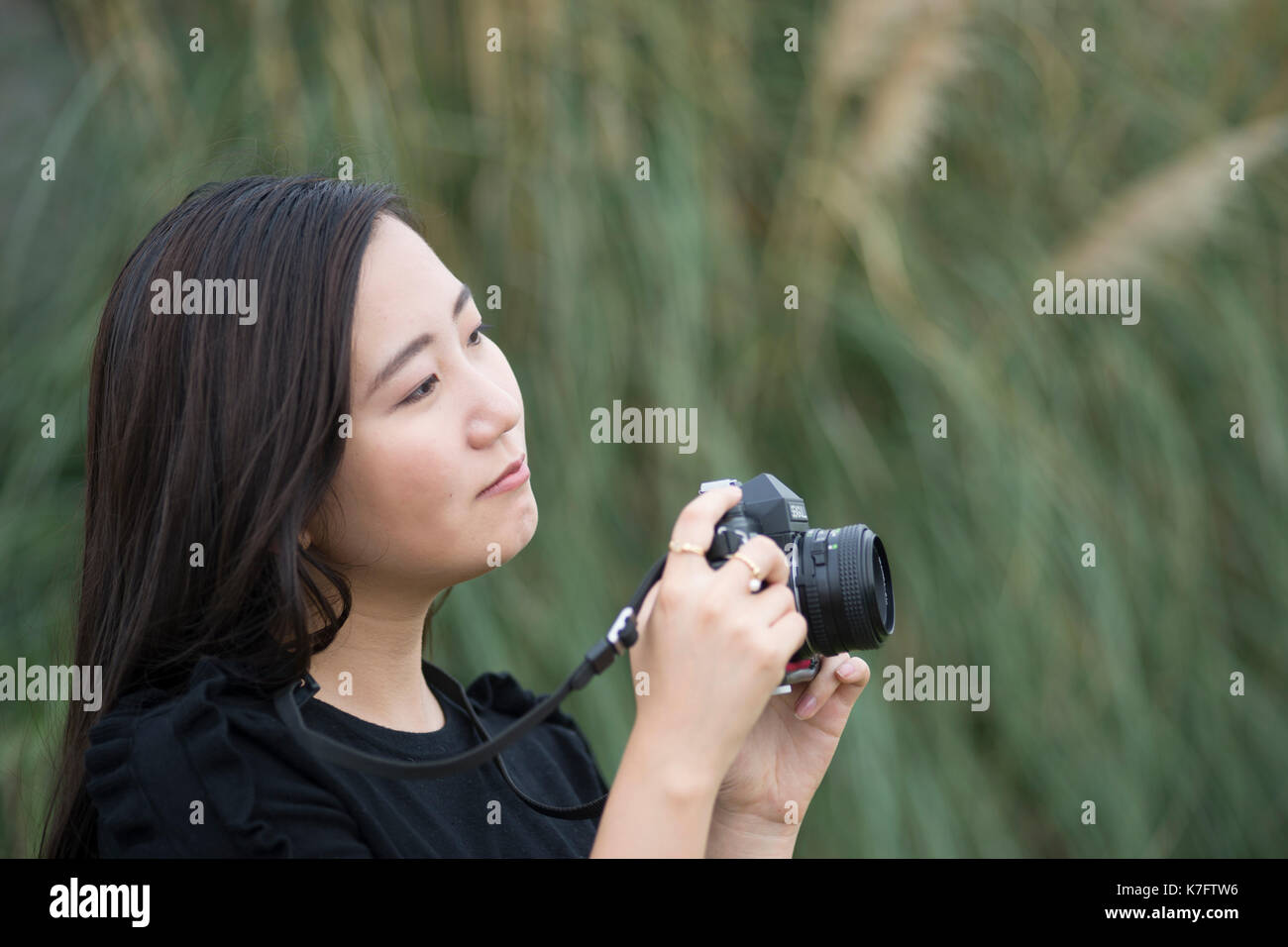 Junge Dame an einem japanischen Touristenziel (Totoro's House) in Nagoya Japan Stockfoto