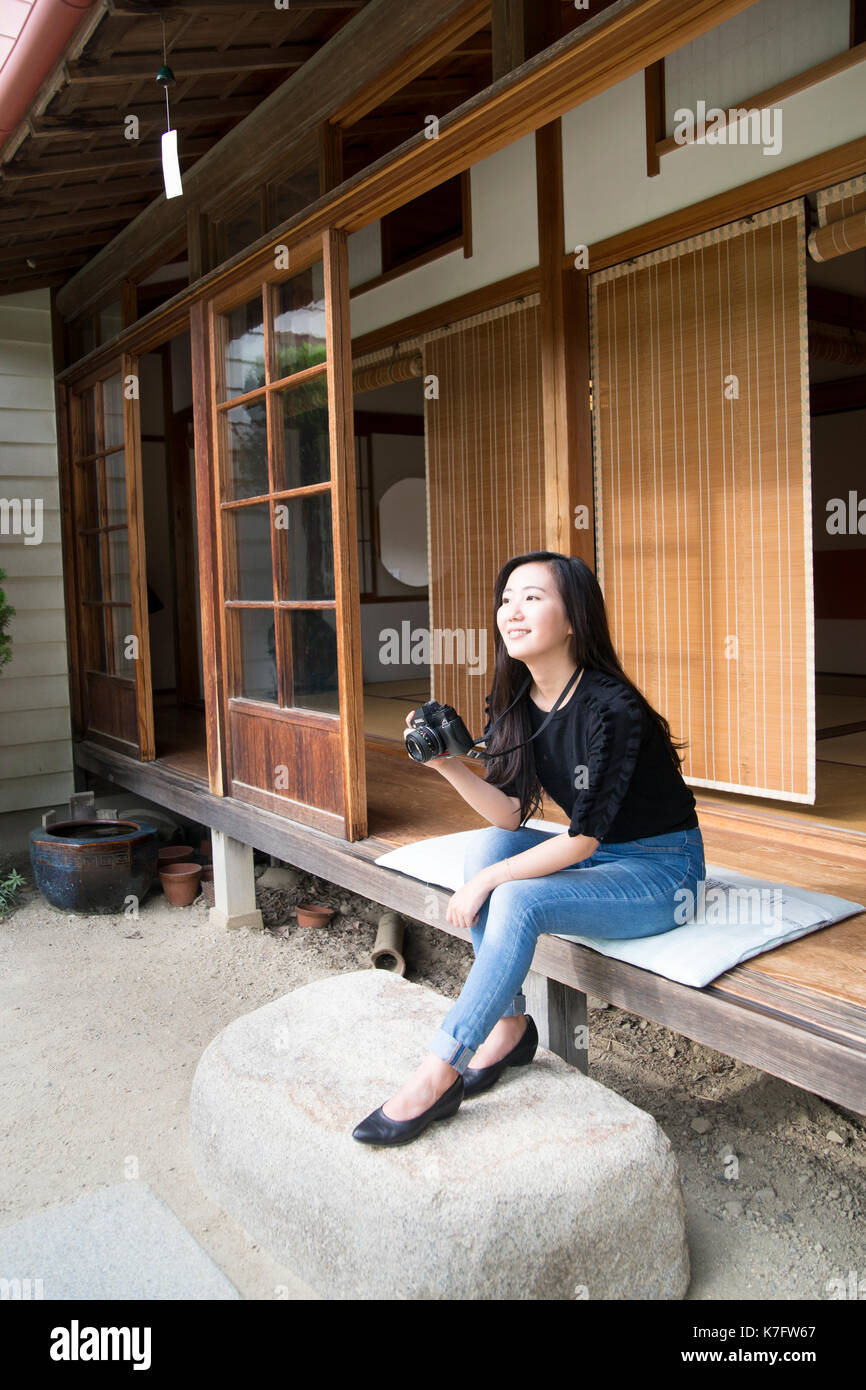 Junge Dame an einem japanischen Touristenziel (Totoro's House) in Nagoya Japan Stockfoto