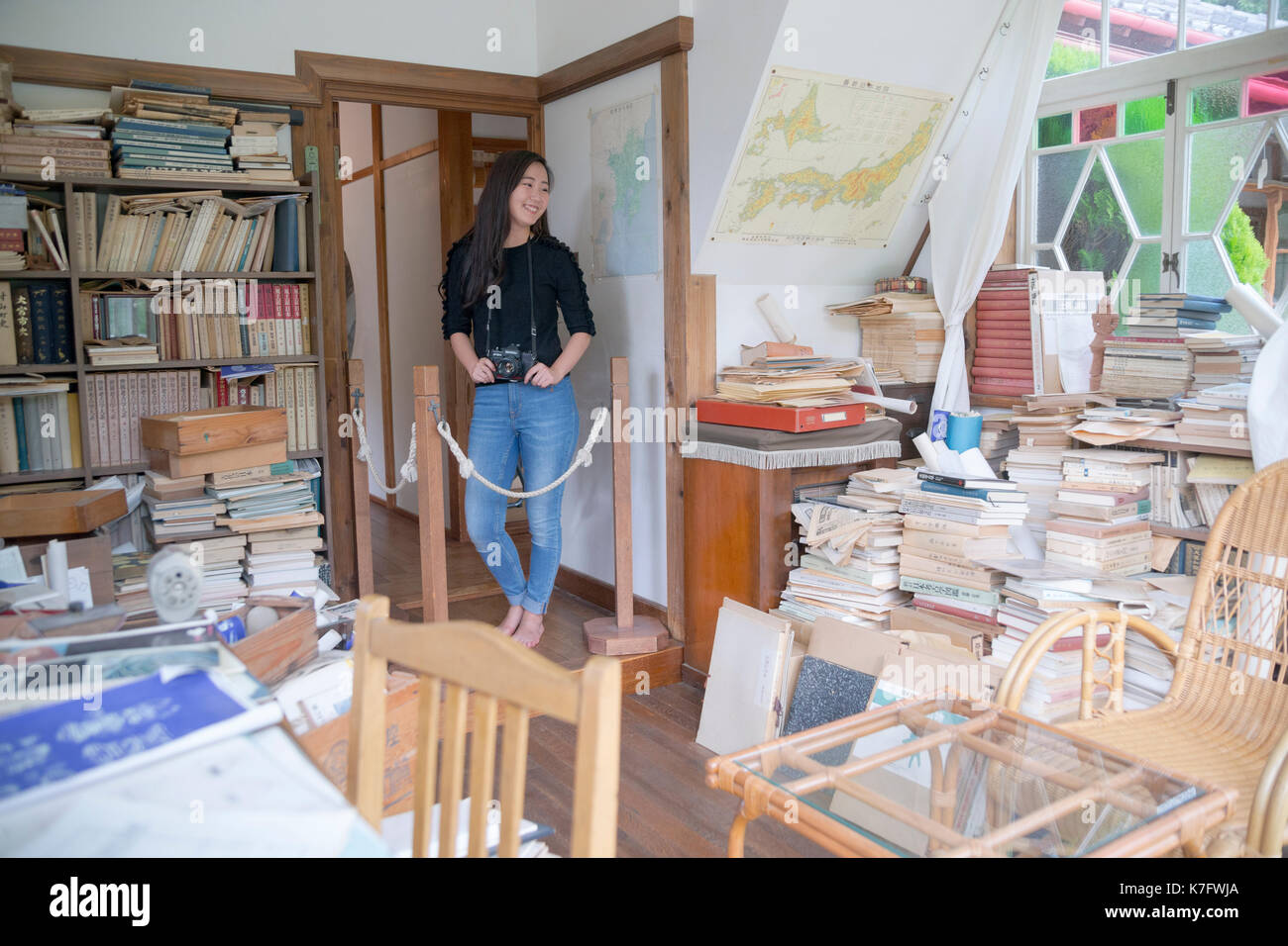 Junge Dame an einem japanischen Touristenziel (Totoro's House) in Nagoya Japan Stockfoto