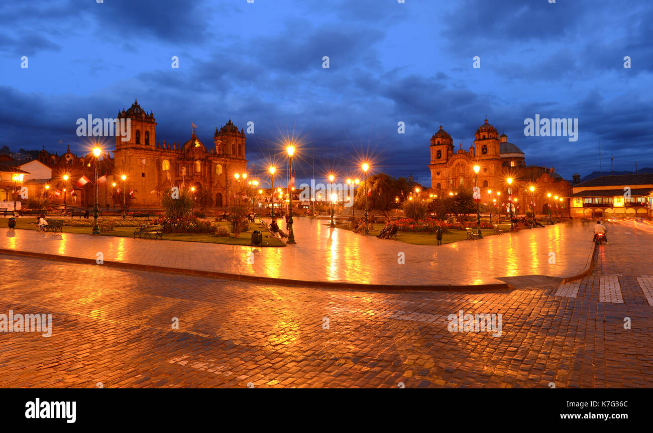 Der Hauptplatz (Plaza de Armas) von Cusco bei Nacht mit einer langen Belichtungszeit, Peru. Stockfoto