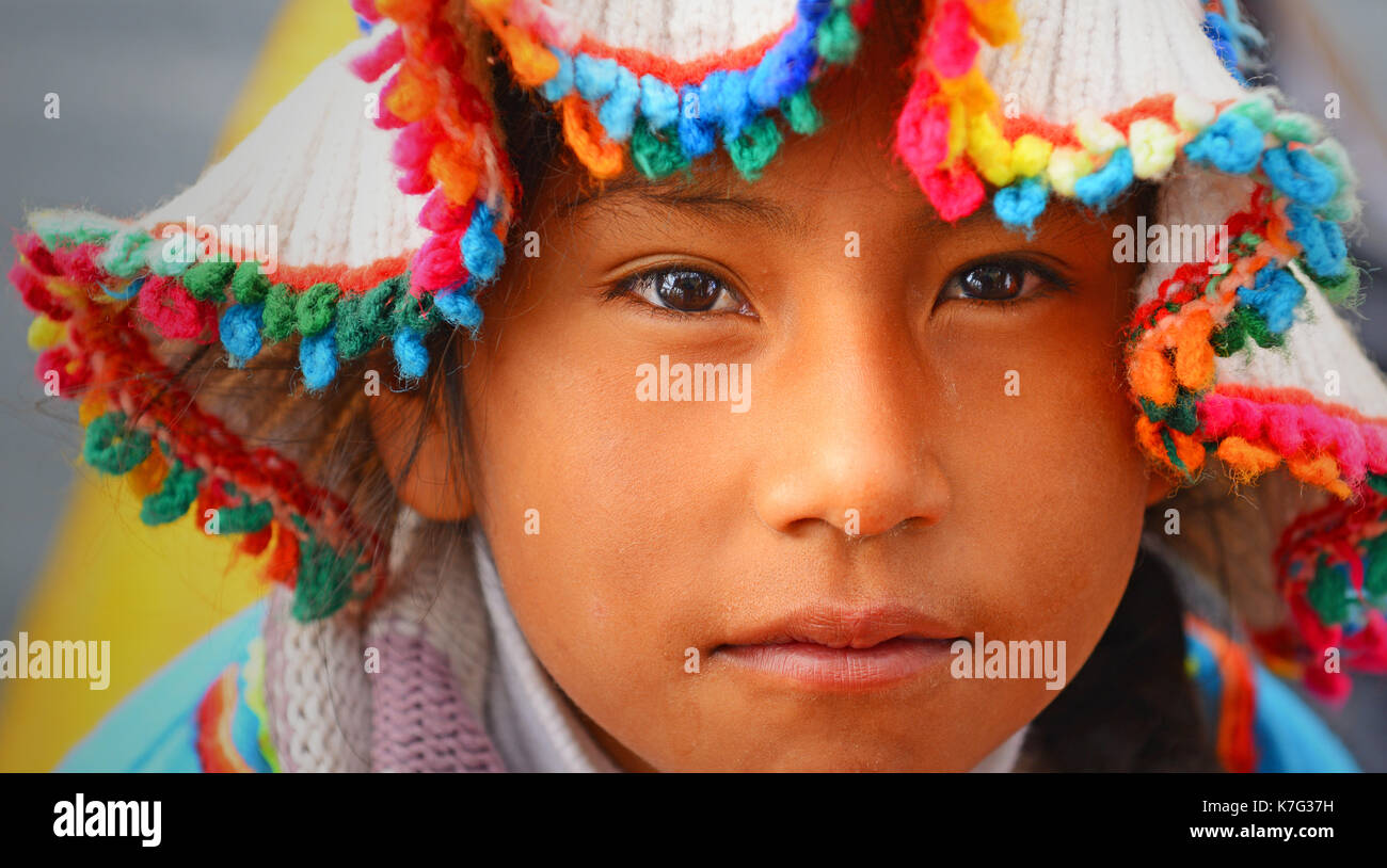 Portrait einer jungen indigenen Mädchen der Uros Stamm leben auf dem Titicacasee in der Nähe der Stadt Puno, Peru. Stockfoto