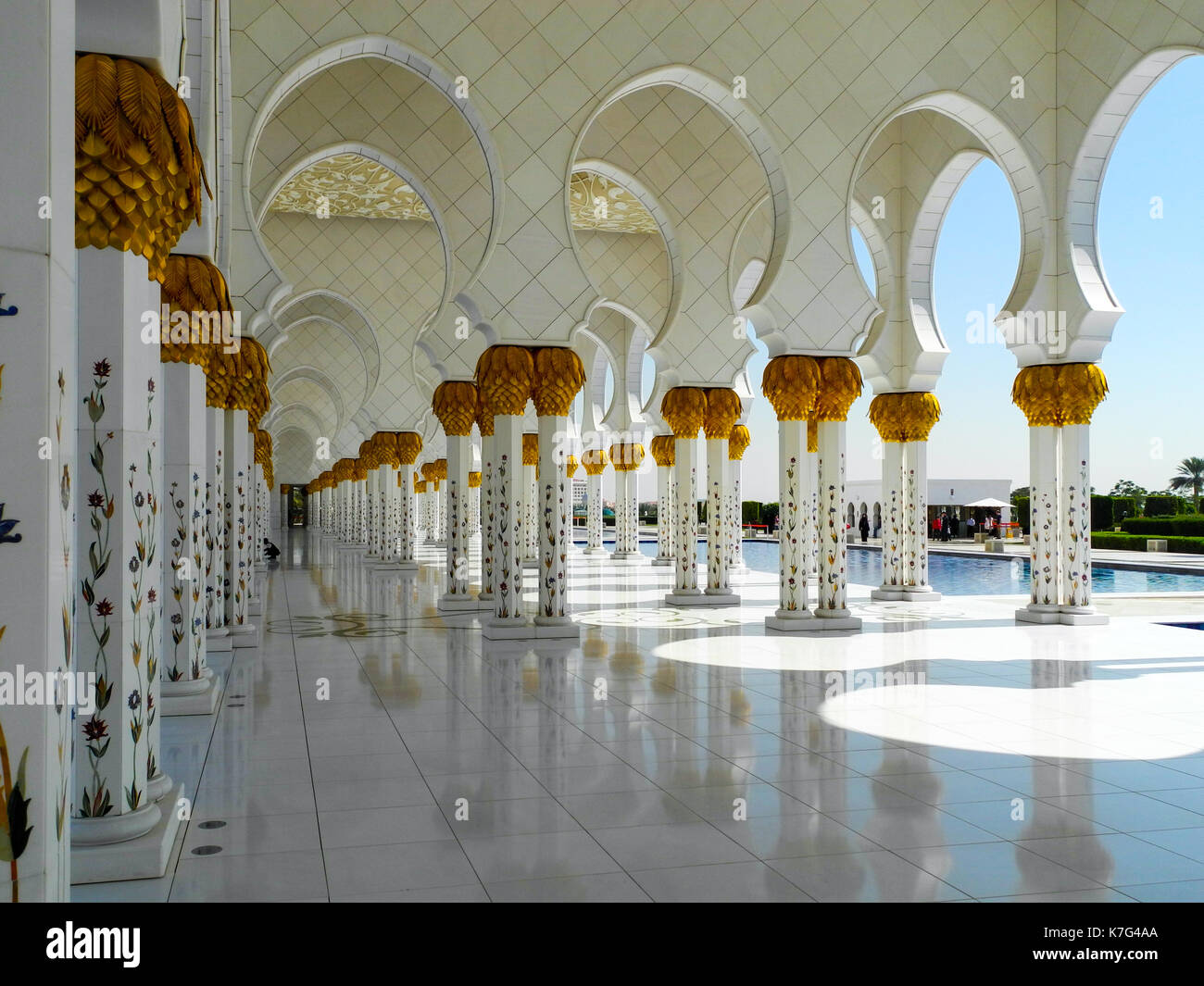 Durchgang - Große Moschee, Abu Dhabi abgedeckt Stockfoto