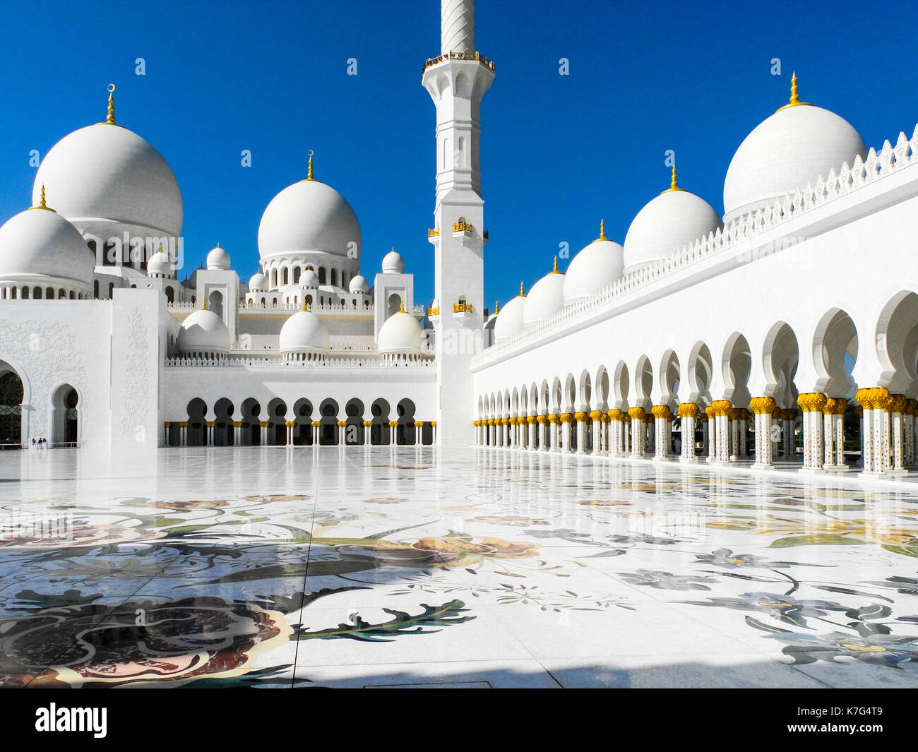 Blick auf den Innenhof Große Moschee Abu Dhabi Stockfoto