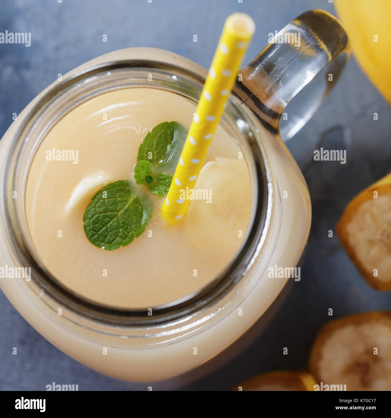 Frisch Smoothies aus Stücken von einer Banane, Ansicht von oben vorbereitet Stockfoto