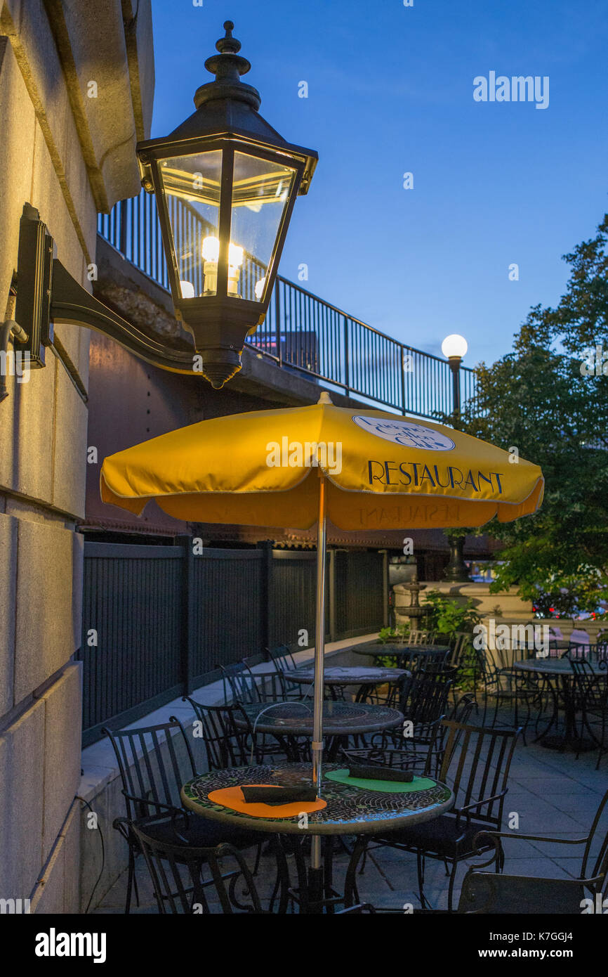 Cafe Tabelle an der Union Station in Worcester, Massachusetts Stockfoto
