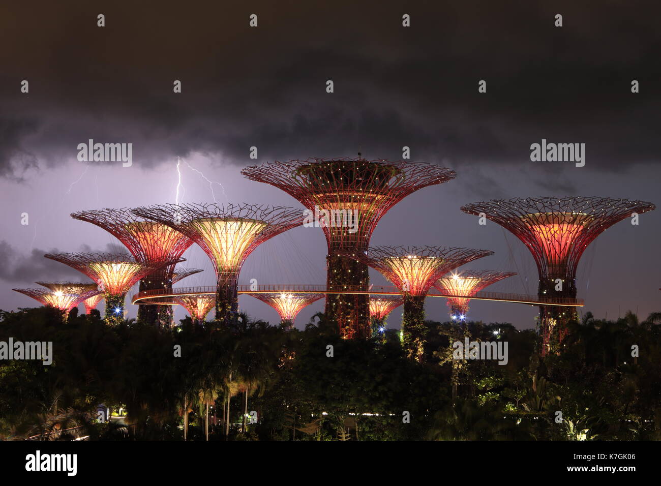 Ein tropisches Gewitter über die Gärten an der Bucht in Singapur Stockfoto