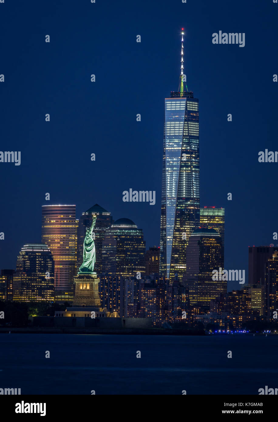 Freiheitsstatue und Freedom Tower Stockfoto