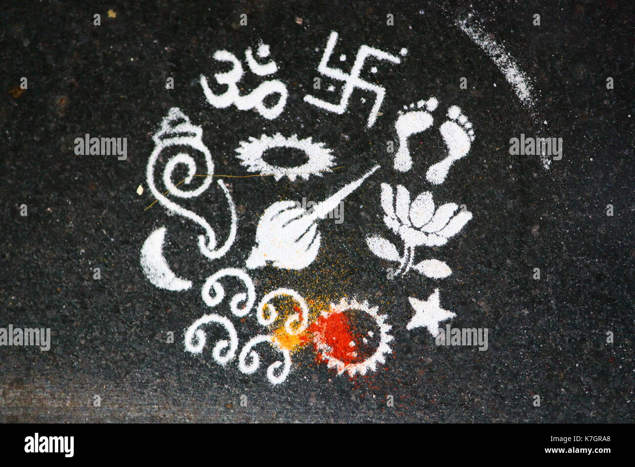 Heilige Symbole im Hinduismus - Aum, Swastik, Lotus, Sudarshan Chakra, Sonne, Mond, Gada, Stern, Gau-Padma, Laxmi - padma, Conch Stockfoto