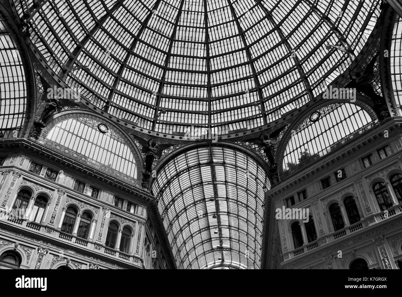 Neapel, Italien, 10. August 2014: Umberto I Galerie atrchitectural Detail, Ansicht der großen glasüberdachten Arcade, vielleicht die größte in der Welt. Stockfoto