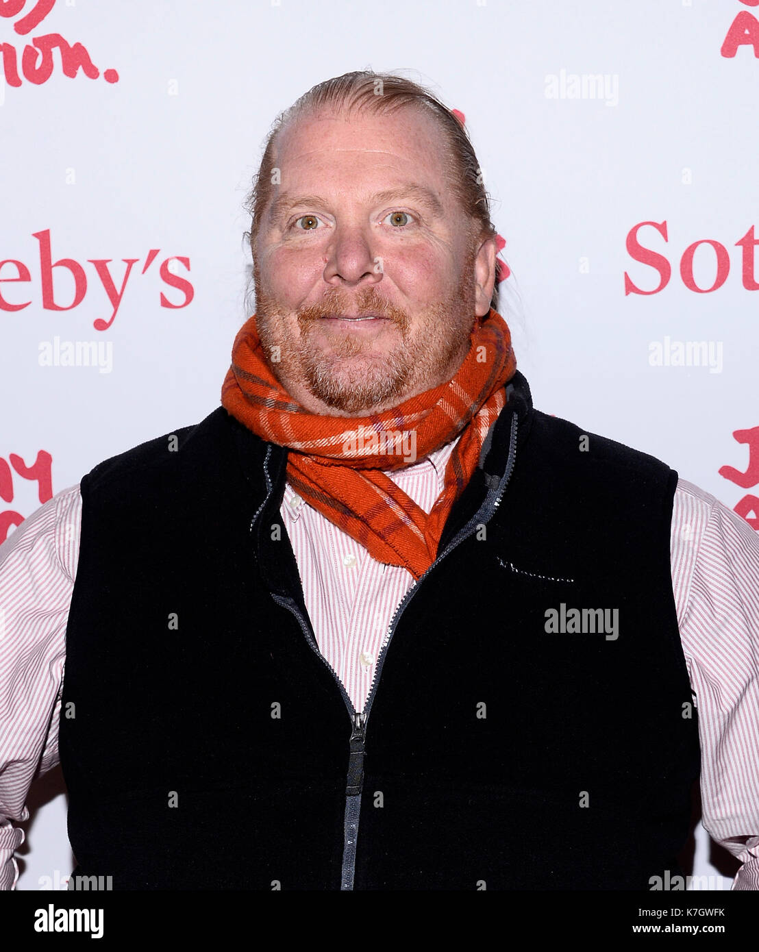 EW YORK, NY - NOV 23,2013: Küchenchef Mario Batali dargestellt an Jony und Marc's (ROT) Auktion bei Sotheby's am 23. November 2013 in New York City Credit: Harry Pluviose/MediaPunch Stockfoto