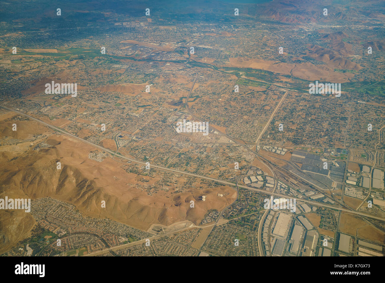 Luftaufnahme von Riverside, Ansicht von Fensterplatz im Flugzeug, Kalifornien, USA Stockfoto