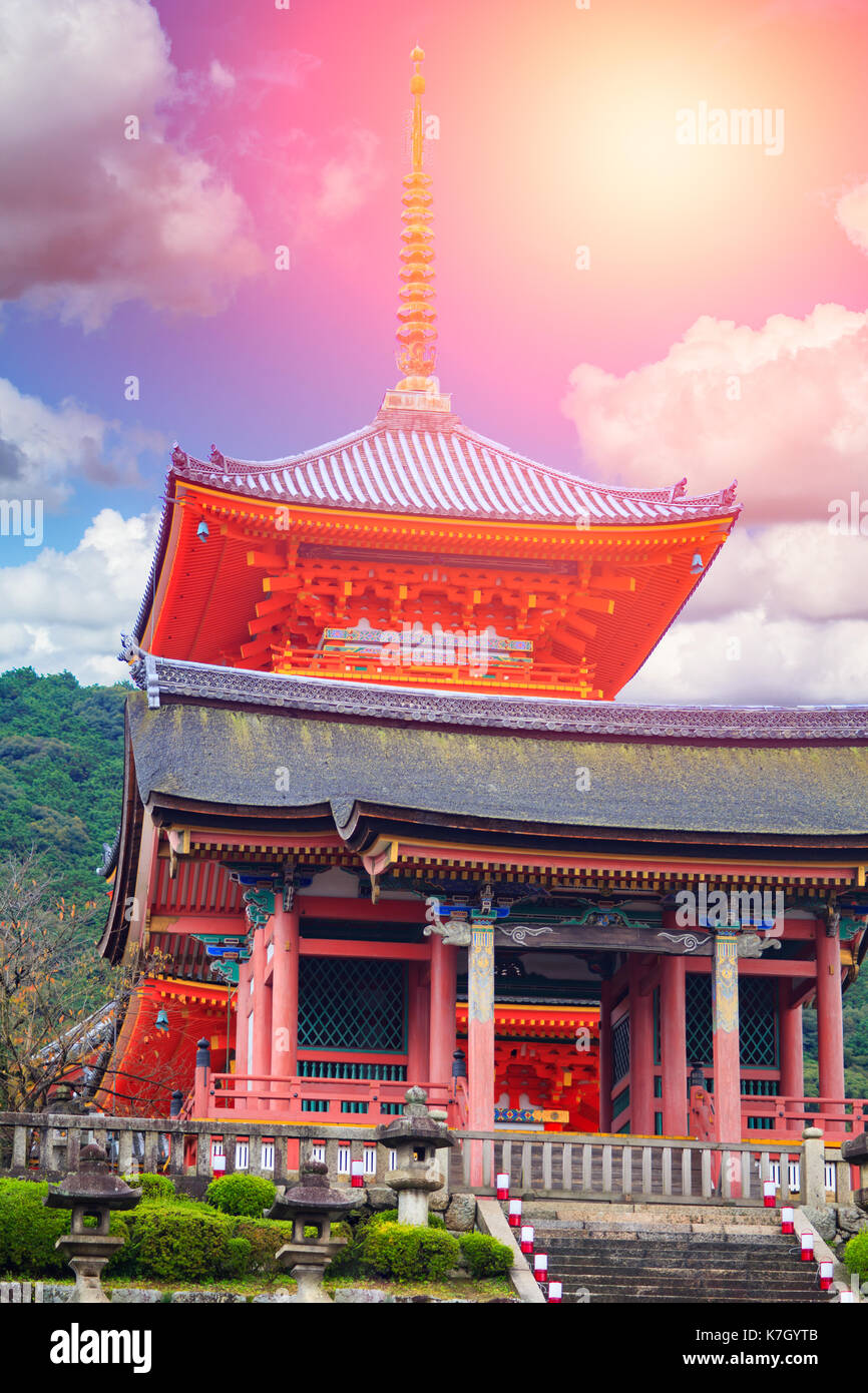 Rote Pagode in Taisan-ji Tempel in der Nähe Kiyomizu-dera Tempel in Kyoto, das Symbol der japanischen Kultur. Stockfoto