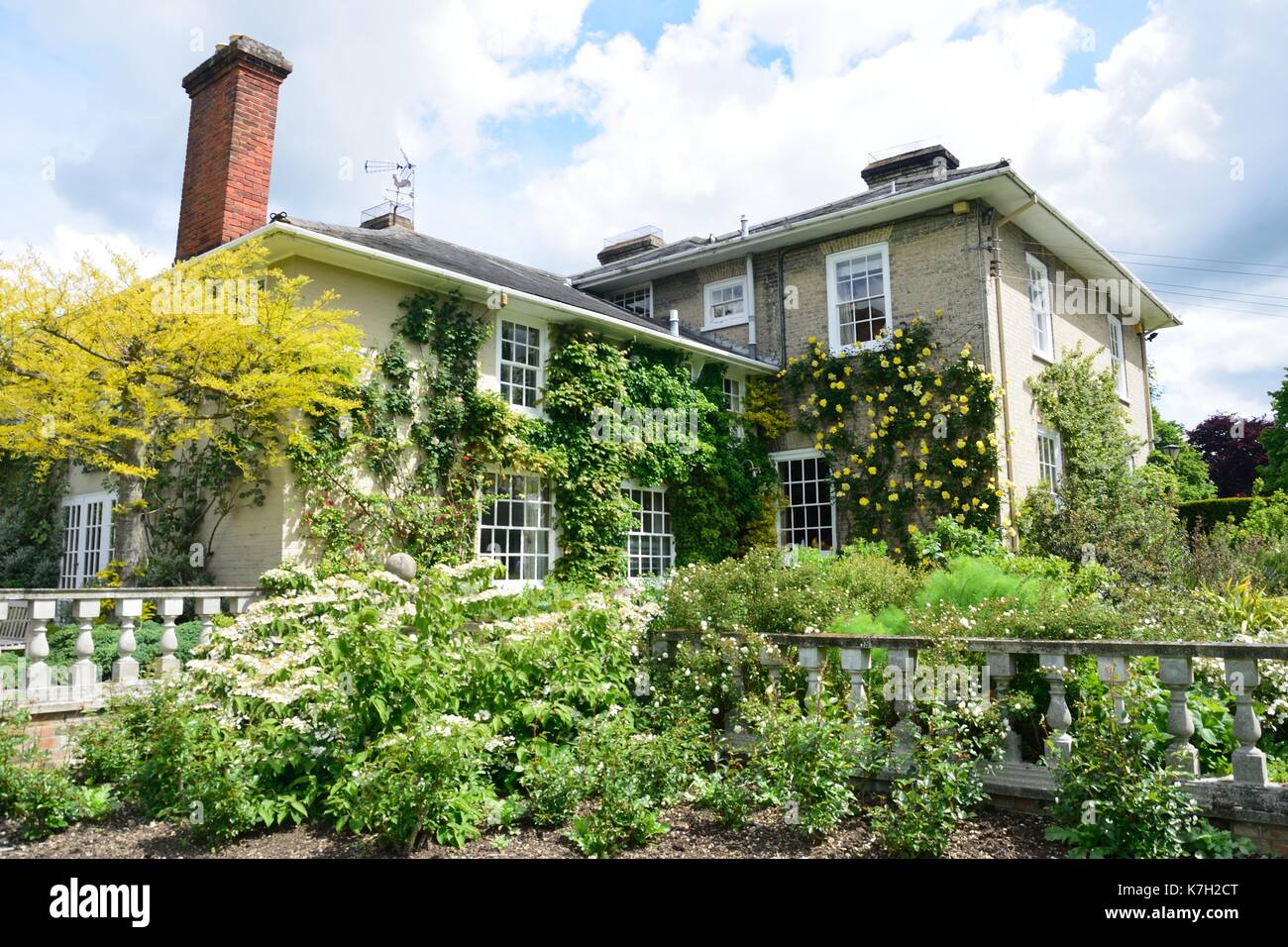 Georgianische Landhaus mit Garten in Vordergrund Stockfoto