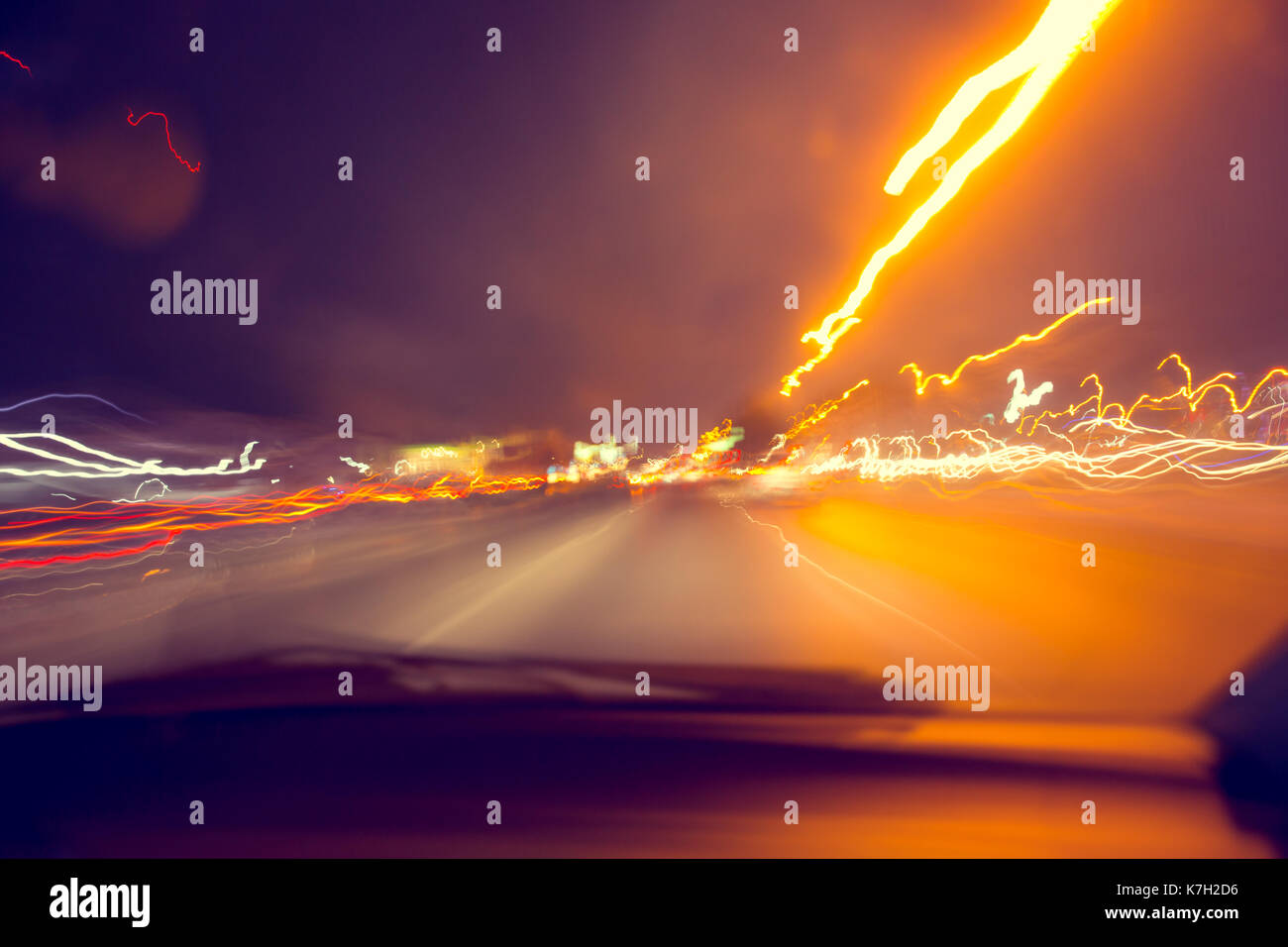 Blur hi-power Blitz Beschleunigung zu hoher Geschwindigkeit auf die Nacht Straße Autobahn schnell bewegenden motion Antrieb mit Nachtlicht Trail Stockfoto