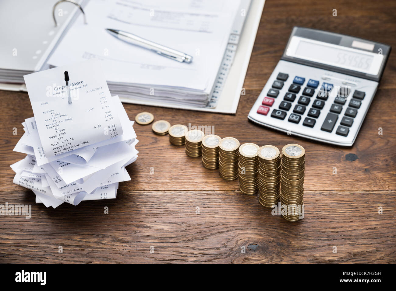 Empfänge in Papier Nagel mit Taschenrechner und Geld auf Schreibtisch Stockfoto