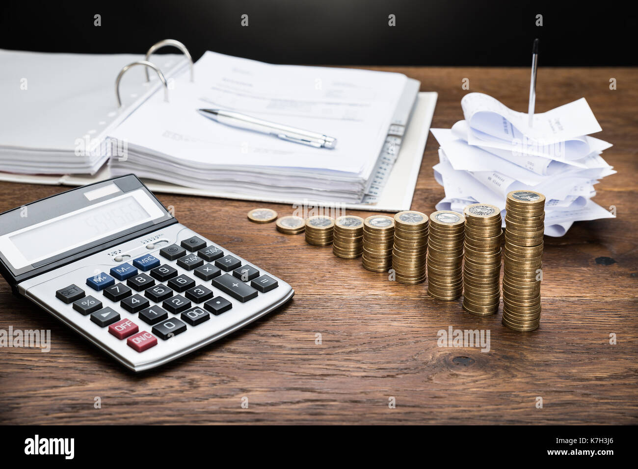 Empfänge in Papier Nagel mit Taschenrechner und Geld auf Schreibtisch Stockfoto