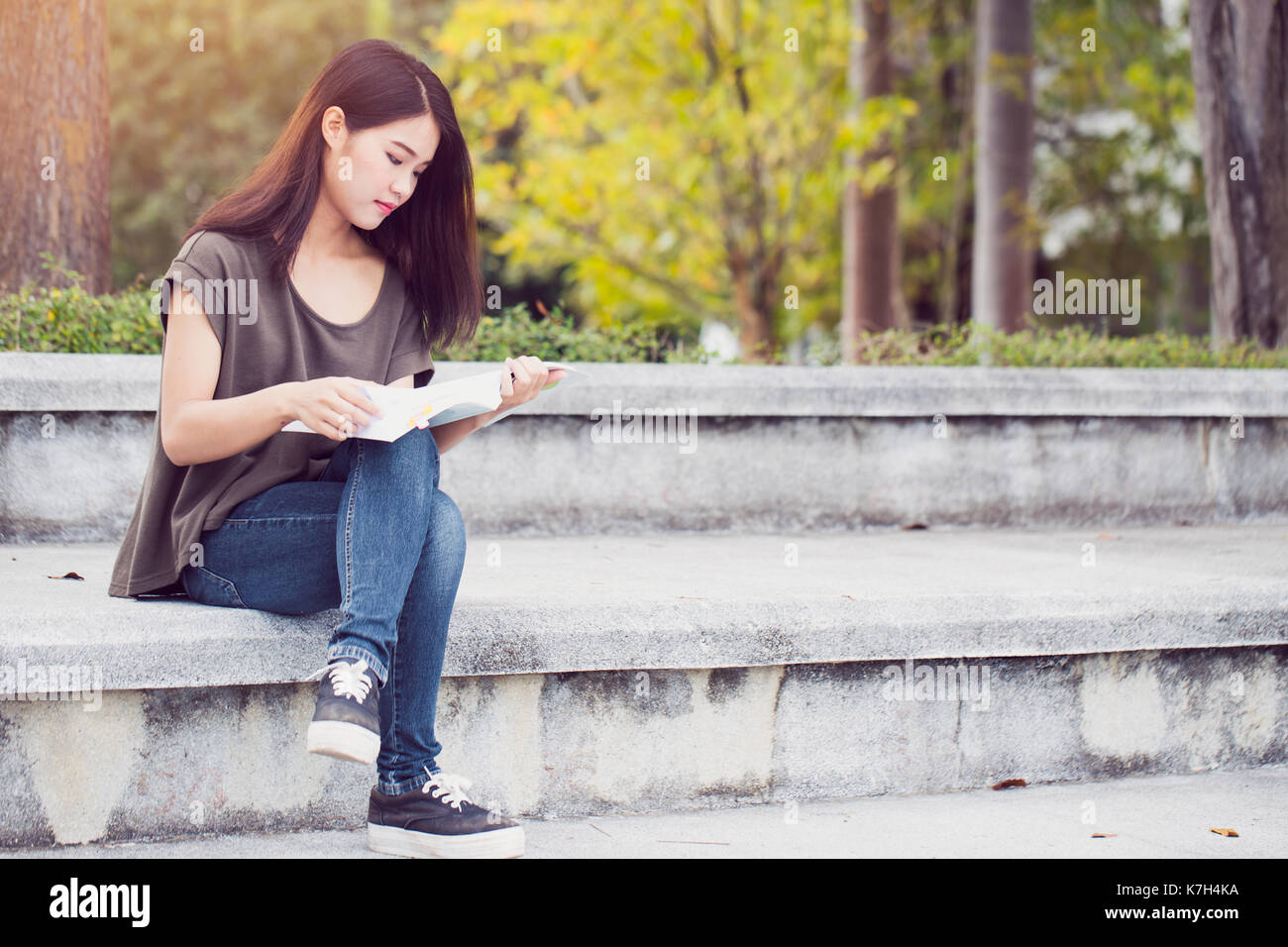 Asian teen Frauen lesen Buch Glück und Lächeln Ausbildung in Universität genießen. Stockfoto