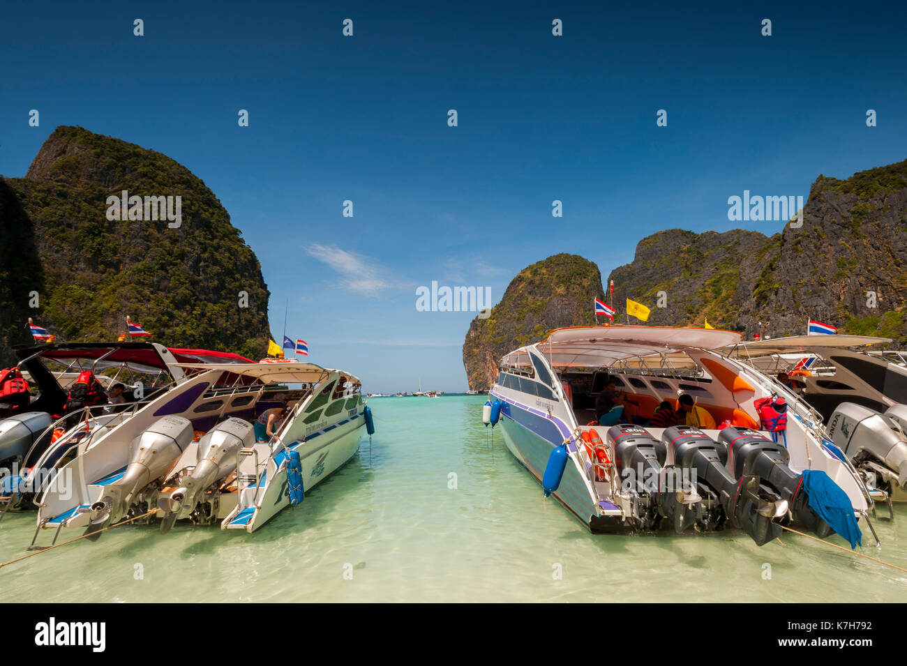 Touristische boote aufgereiht im Maya Bay, Ko Phi Phi Lee Island, Thailand. Stockfoto