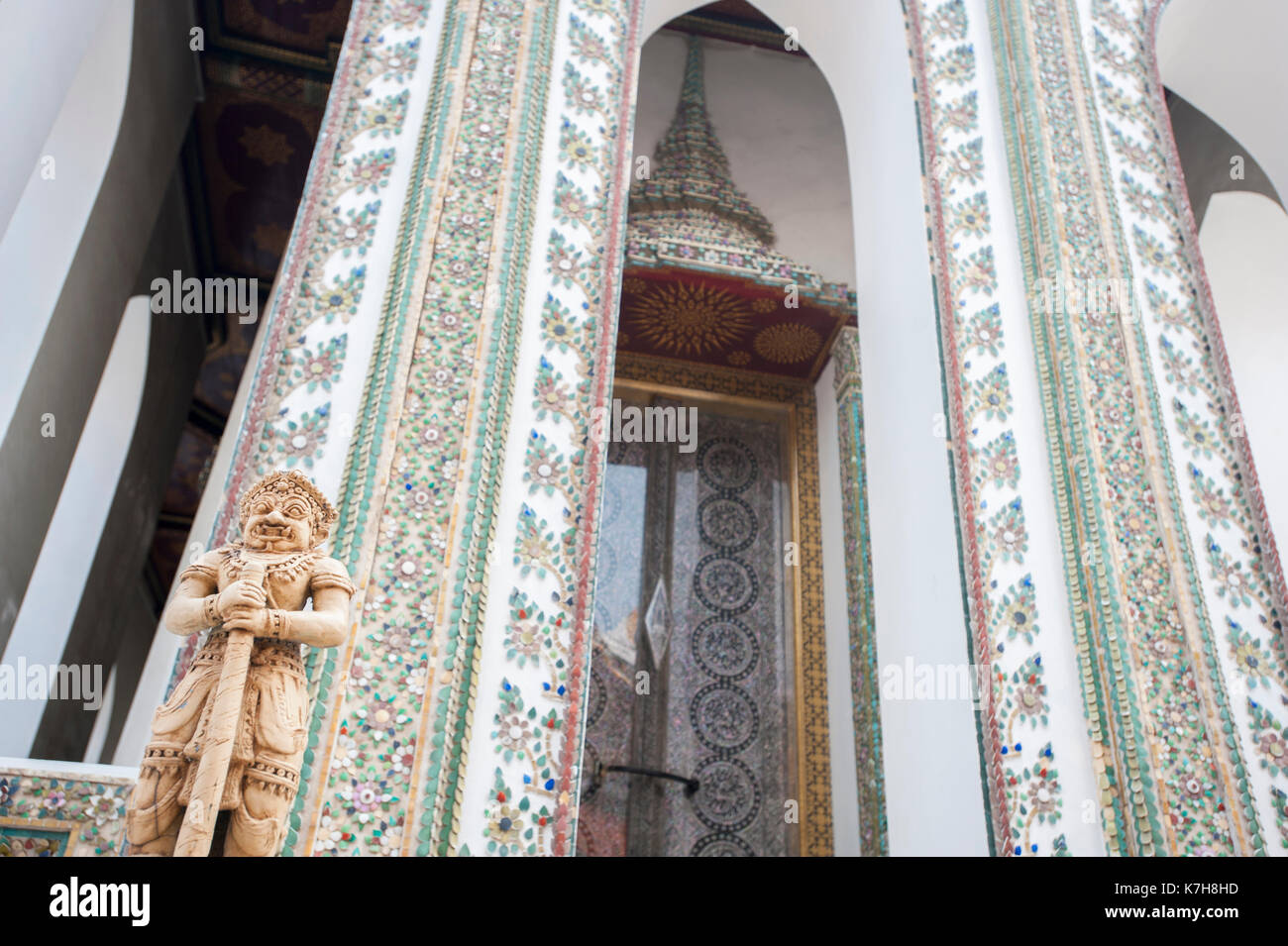 Mythologische Statue, die den Eingang zu Phra Wiharn Yod im Wat Phra Kaew (Tempel des Smaragd-Buddha) bewacht. Der Große Palast, Bangkok, Thailand Stockfoto