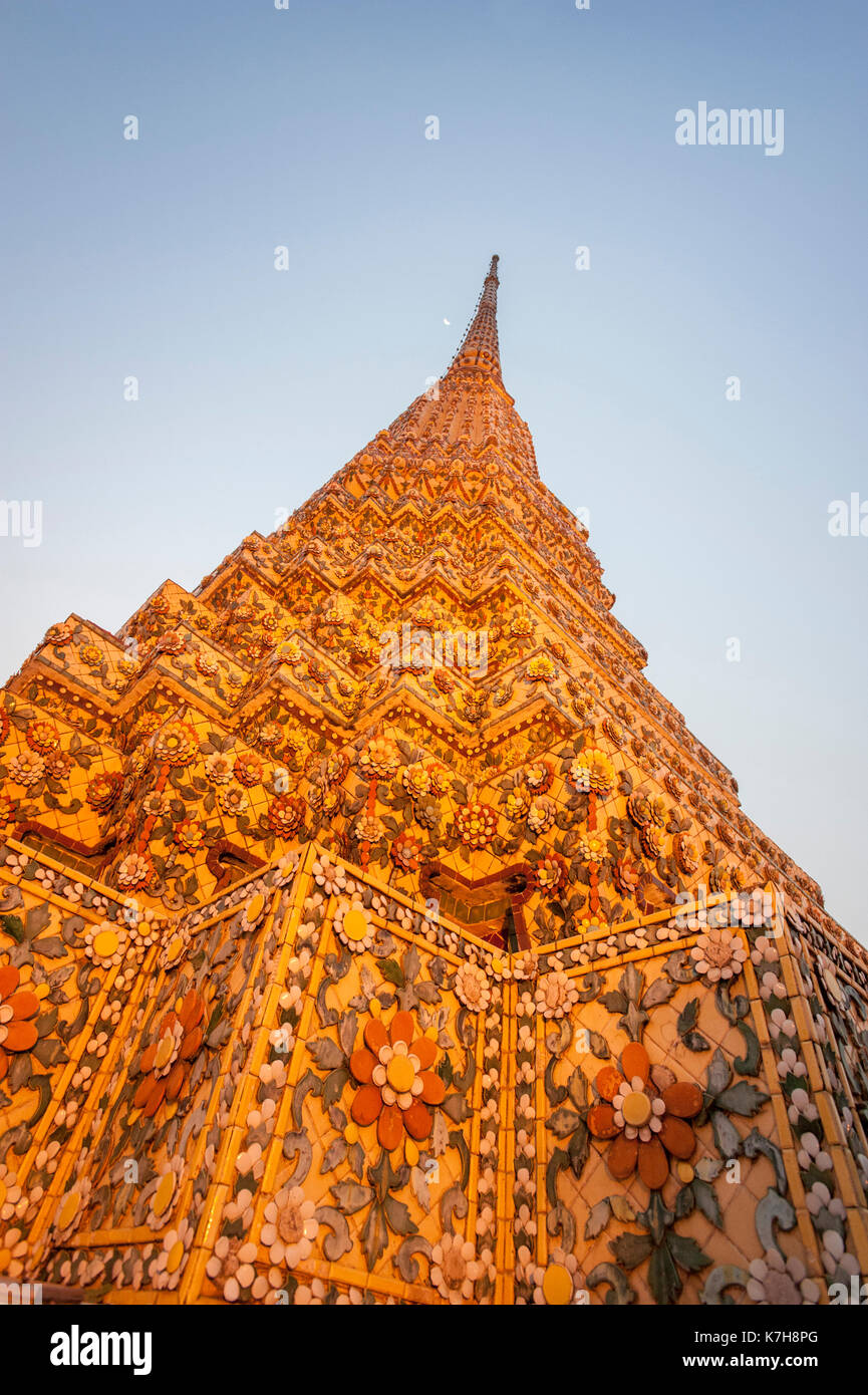 Details eines Chedi, Phra Maha Chedi Si Ratchakan im Wat Phra Chetuphon (Wat Pho; Tempel des Reclining Buddha). Bangkok, Thailand Stockfoto