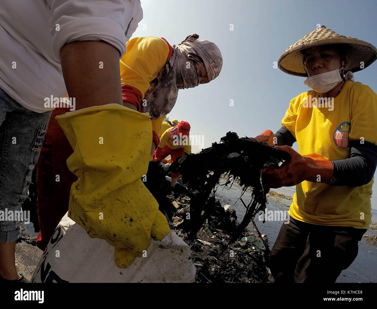 Manila, Philippinen. 16 Sep, 2017. Die Freiwilligen sammeln Müll entlang der Küste der Bucht von Manila während der Internationalen Coastal Cleanup Day in Manila auf den Philippinen, Sept. 16, 2017. International Coastal Cleanup Day gefeiert wird jährlich am dritten Samstag im September. Credit: rouelle Umali/Xinhua/Alamy leben Nachrichten Stockfoto