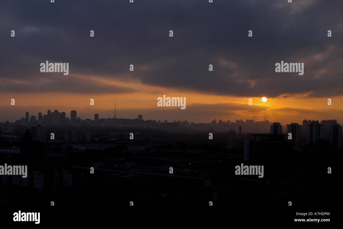 September 16, 2017 - SÃƒO Paulo, SP, 16.09.2017-SP''""" CALOR/NASCER DO SOL/SP-GERAL: nascer do sol visto Index da regiÃ£o do Jaguare nesta manha de sÃ¡Bado, 16. Credit: Dekor¡Rio Oliveira/ZUMA Draht/Alamy leben Nachrichten Stockfoto