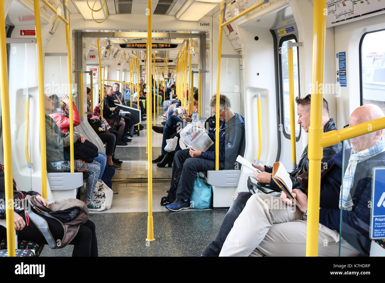 London, Großbritannien. 16. September 2017 Parsons grüne U-Bahnstation in West London ist einen Tag nach einem mutmaßlichen Sprengkörper wurde auf einem Waggon Opfer verursacht während des morgendlichen Berufsverkehrs Credit gezündet: Amer ghazzal/Alamy Leben Nachrichten wieder geöffnet Stockfoto