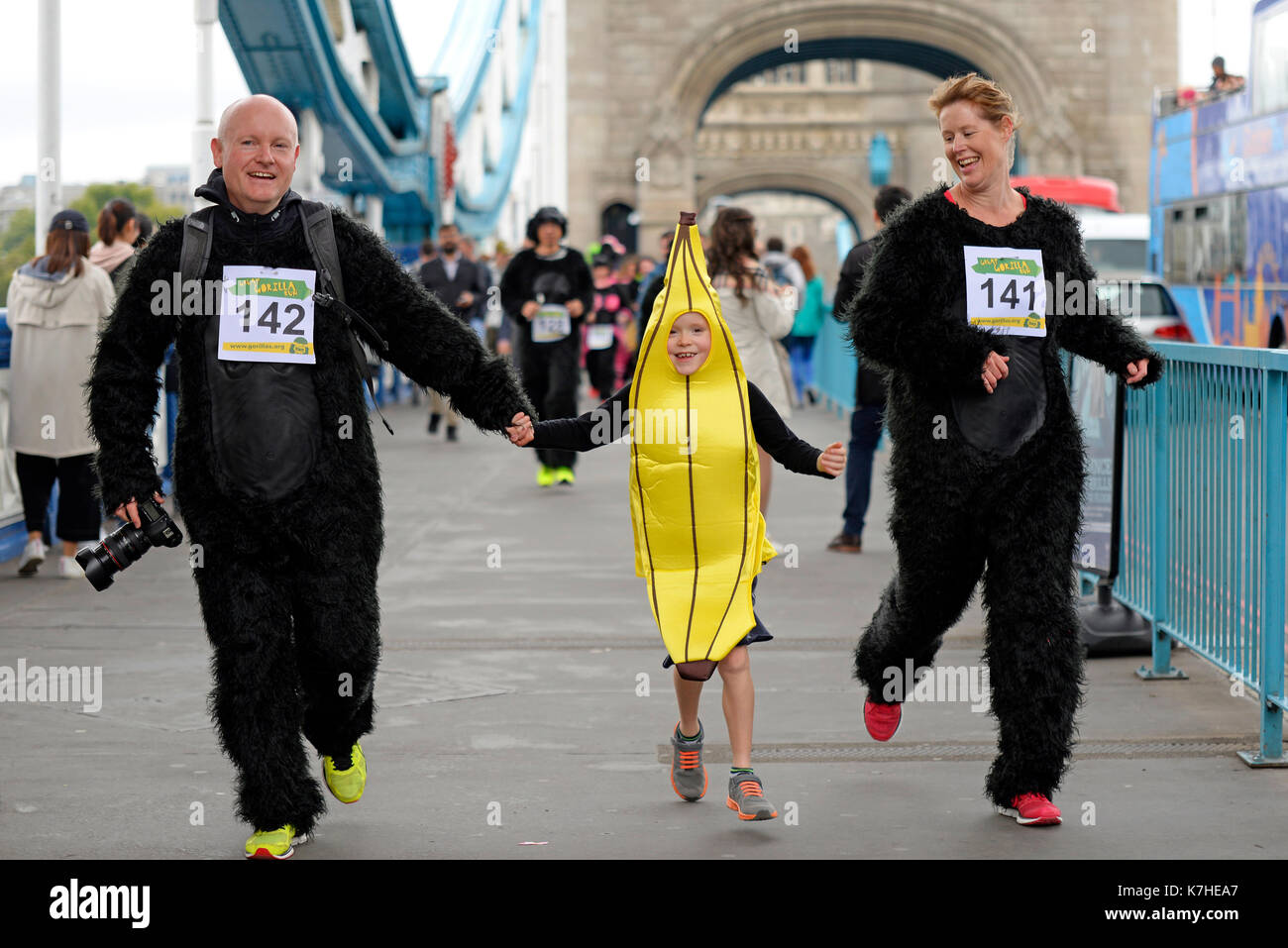 Great Gorilla Run London. Tower Bridge, London, Großbritannien. Wohltätigkeitsorganisation zur Unterstützung der Gorilla-Erhaltung. Geldbeschaffung. Familie mit Kind als Banane Stockfoto