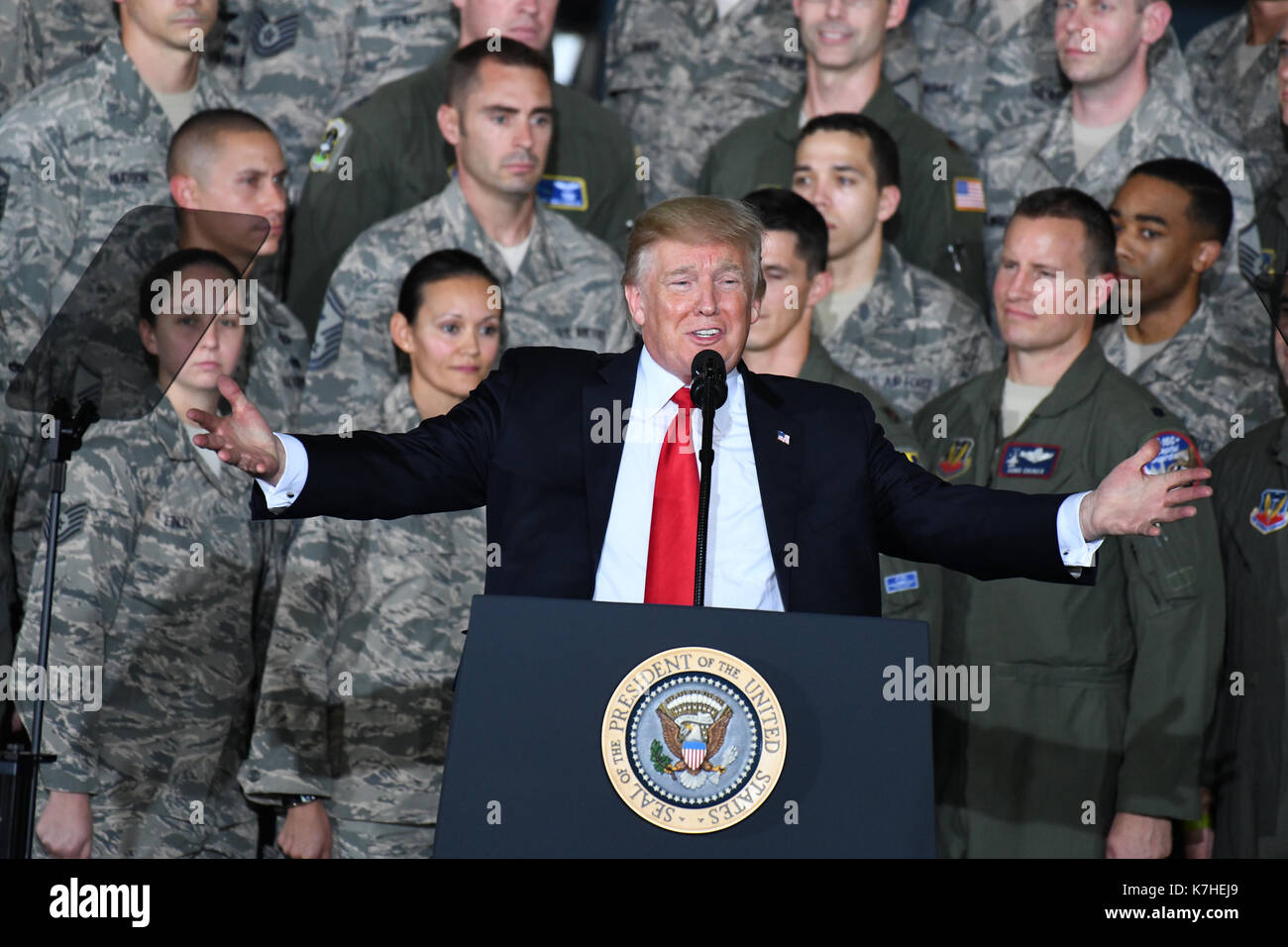 Präsidenten der Vereinigten Staaten Donald J. Trumpf liefert Erläuterungen an Soldaten und Familien in eine Halterung Joint Base Andrews in Maryland am Freitag, 15. September 2017. Er besuchte JBA zum 70. Jahrestag der US Air Force zu gedenken. Credit: Ron Sachs/CNP · KEINE LEITUNG SERVICE · Foto: Ron Sachs/Konsolidierte/dpa Stockfoto