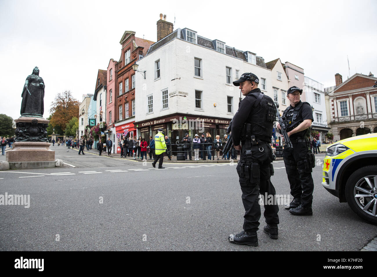 Windsor, Großbritannien. 16. September 2017. Thames Valley Police implementiert eine Zunahme der Zahl von bewaffneten Polizisten sind im Einsatz in Windsor für den Wachwechsel Zeremonie im Schloss Windsor in Reaktion auf die terroristische Bedrohung von schweren kritisch von der Gemeinsamen Terrorismus Analysis Center nach dem versuchten Bombenanschlag auf Parsons Grün. Credit: Mark Kerrison/Alamy leben Nachrichten Stockfoto