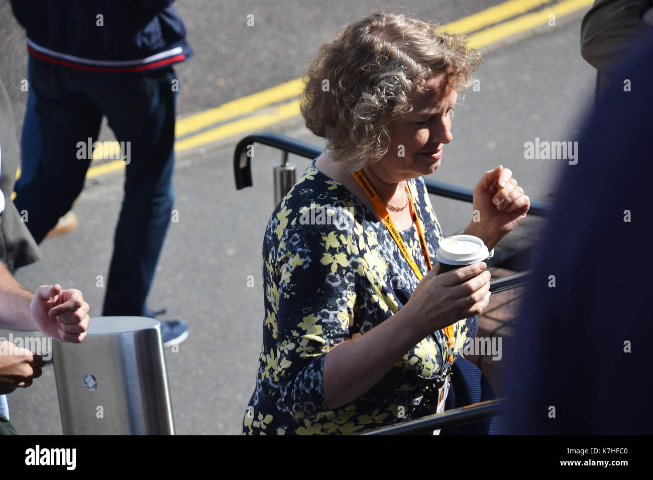 Parteichef Vince Cable kommt an Liberaldemokratischen Herbst Konferenz in Bournemouth mit seiner Frau Rachel und von Aktivisten seiner Partei begrüßt. Stockfoto