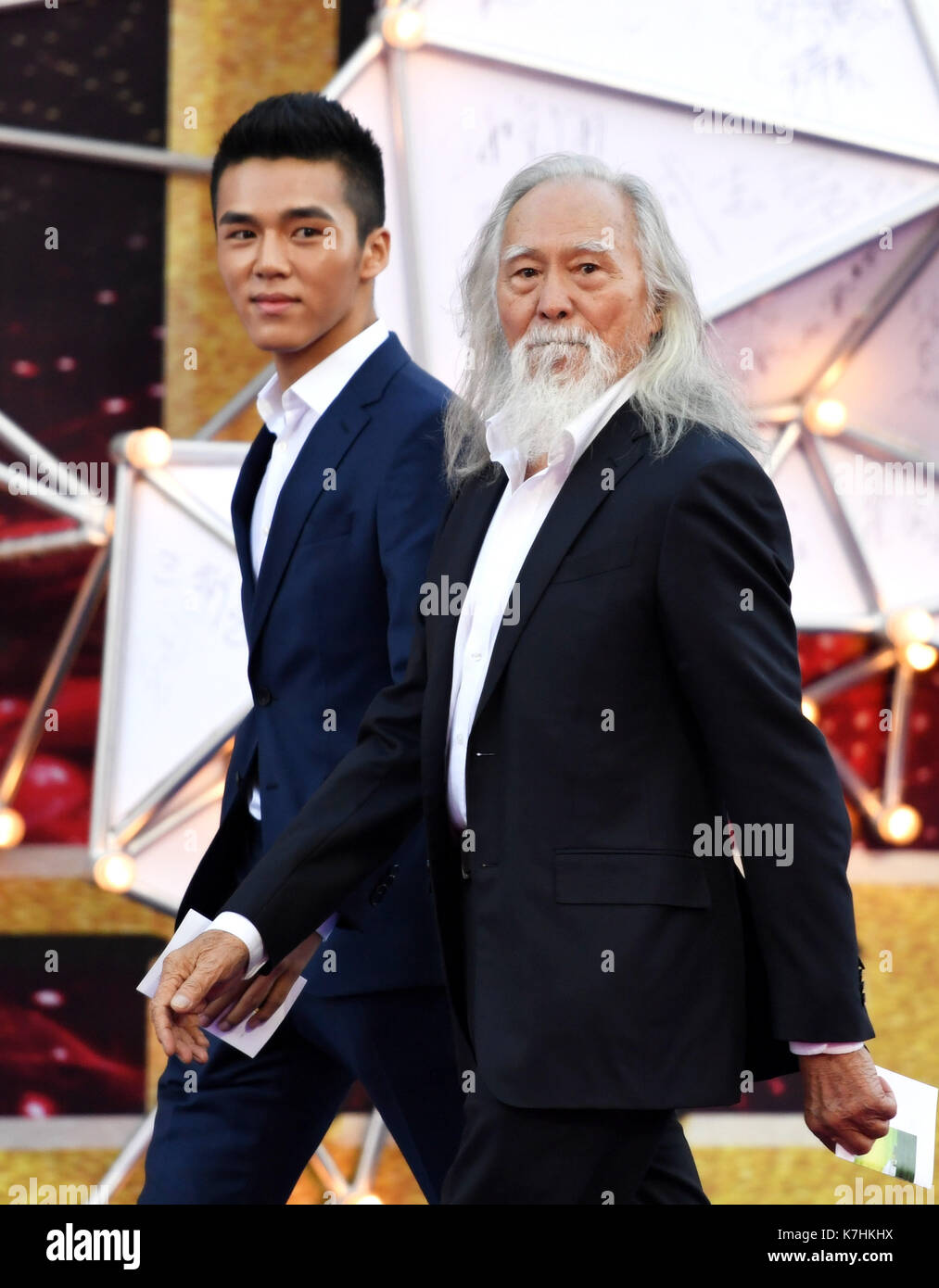 Hohhot, Innere Mongolei in China Autonome Region. 16 Sep, 2017. Modell Wang Deshun (R) Spaziergänge auf dem roten Teppich vor der Verleihung des 26. China Golden Rooster & Hundert Blumen Film Festival in Hohhot, Innere Mongolei im Norden Chinas autonomen Region, Sept. 16, 2017. Credit: Deng Hua/Xinhua/Alamy leben Nachrichten Stockfoto