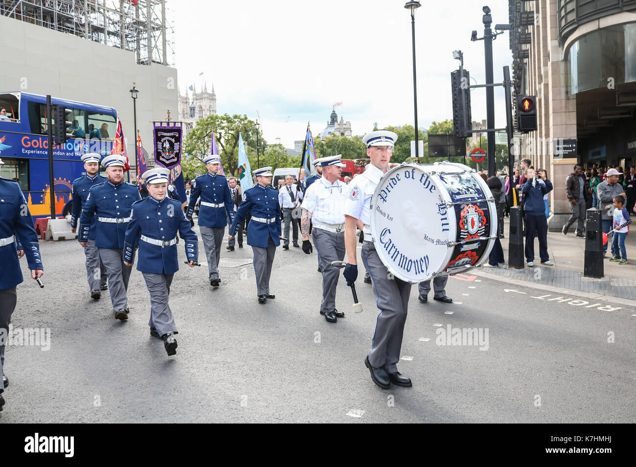 London, Großbritannien. 16.September 2017. Apprentice Boys Marching Bands nehmen Sie teil an einer Kranzniederlegung Zeremonie von Loyalisten am Ehrenmal in Whitehall der Erste Weltkrieg Schlacht an der Somme zu gedenken und in Erinnerung an Herrn Carson. Sir Edward Carson, war ein irischer unionistische Politiker, dem Führer der Irischen Gewerkschafter Alliance und der Ulster Unionist Party wurde zwischen 1910 und 1921 Stockfoto