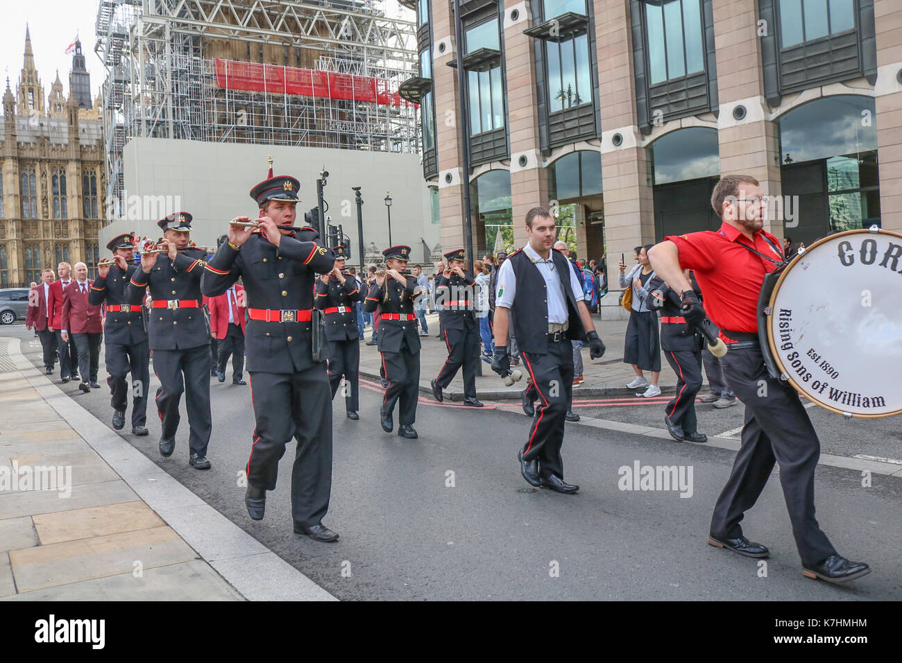 London, Großbritannien. 16.September 2017. Apprentice Boys Marching Bands nehmen Sie teil an einer Kranzniederlegung Zeremonie von Loyalisten am Ehrenmal in Whitehall der Erste Weltkrieg Schlacht an der Somme zu gedenken und in Erinnerung an Herrn Carson. Sir Edward Carson, war ein irischer unionistische Politiker, dem Führer der Irischen Gewerkschafter Alliance und der Ulster Unionist Party wurde zwischen 1910 und 1921 Stockfoto