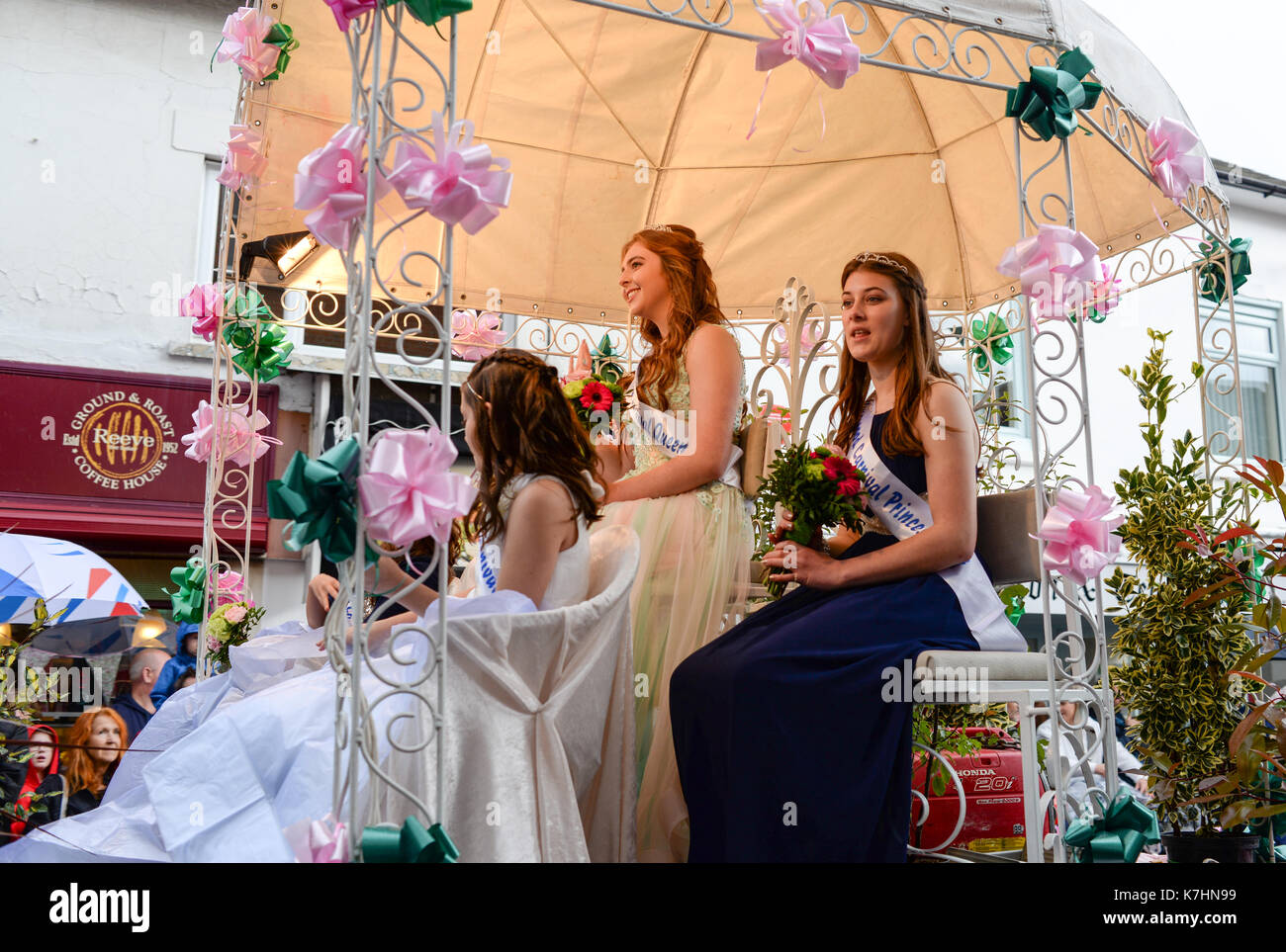 Carnival Queen Mädchen auf eine Prozession Schwimmer mit Vordach und Blumen. Stockfoto