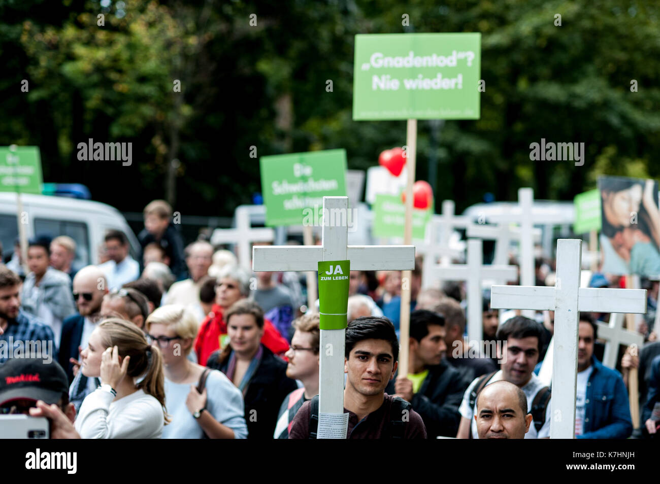 Die Teilnehmer der Demonstration gesehen. Unter dem Motto "Schutz der am meisten gefährdeten, ja zu jedem Kind', anti-abtreibende Arzt und so genannte 'Bademeister' durch Berlin marschierten. Kritiker werfen die Teilnehmer des religiösen Fundamentalismus. Stockfoto