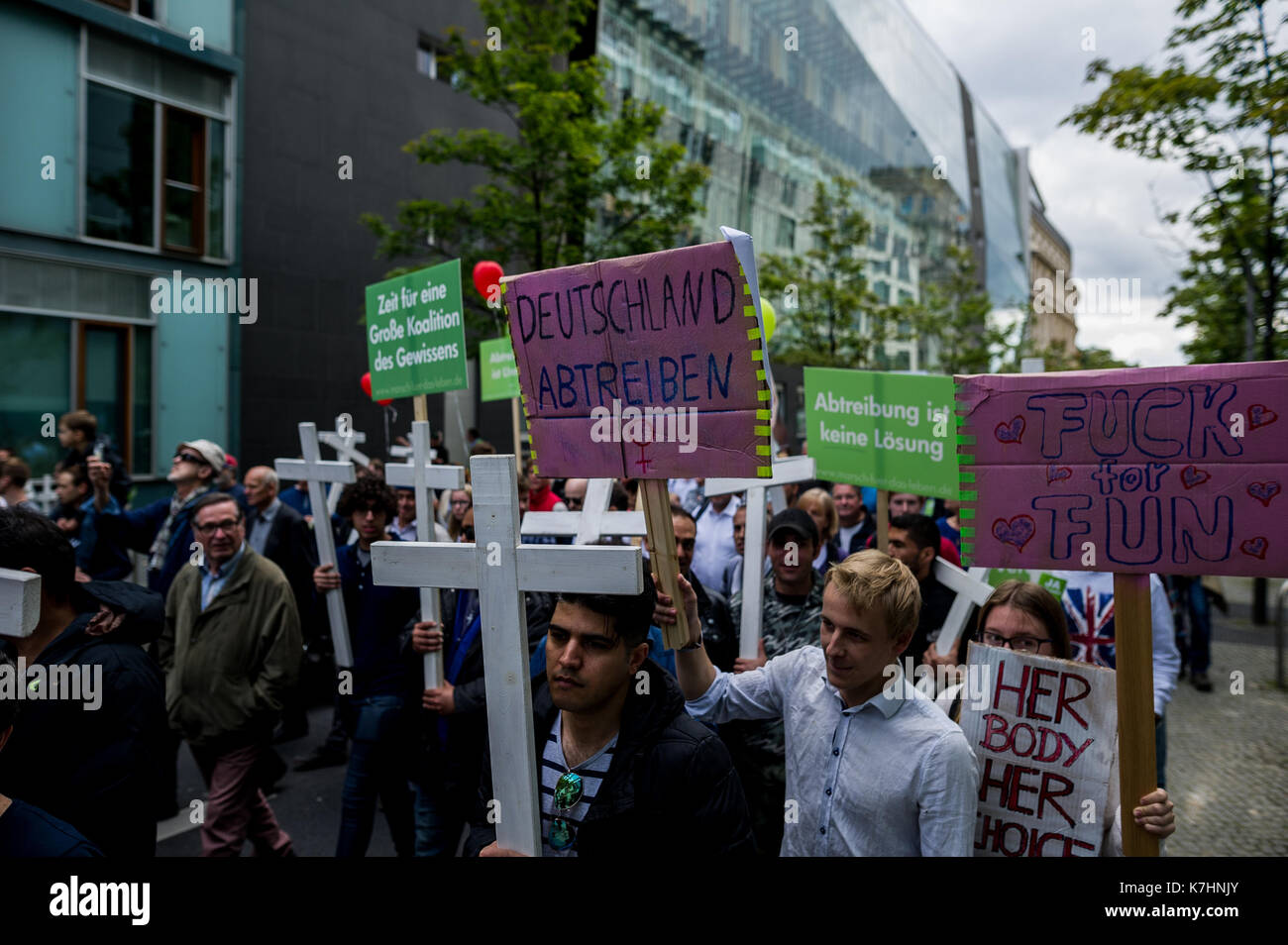 Gegendemonstranten gesehen halten ihre anti Abtreibung Plakate. Unter dem Motto "Schutz der am meisten gefährdeten, ja zu jedem Kind', anti-abtreibende Arzt und so genannte 'Bademeister' durch Berlin. Kritiker werfen die Teilnehmer des religiösen Fundamentalismus. Stockfoto