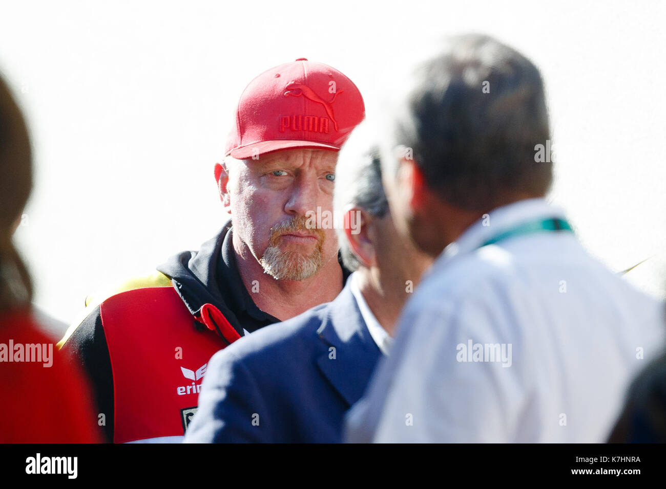 Lissabon, Portugal. 16 Sep, 2017. Herren Tennis: Davis Cup - worldgroup Relegation, Play-off-Runde Portugal gegen Deutschland in Lissabon, Portugal, 16. September 2017. Leiter der Men's Tennis im Deutschen Tennis Federation (Deutscher Tennis Bund DTB), Boris Becker, steht auf der Plattform. Foto: Frank Molter/dpa/Alamy leben Nachrichten Stockfoto