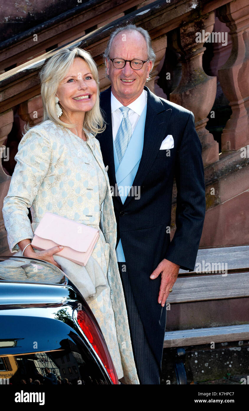 Amorbach, Deutschland. 16 Sep, 2017. Fürst Karl Friedrich von Hohenzollern & Fürstin Katharina von Hohenzolern kommen für die Ehe der Erbprinz Ferdinand von Leiningen und Prinzessin Viktoria Luise von Preussen in der Fürstlichen Abteikirche in Amorbach, am 16. September 2017 Foto: Albert Nieboer/Niederlande/Point de Vue, - KEINE LEITUNG SERVICE - Foto: Albert Nieboer/RoyalPress/dpa/Alamy leben Nachrichten Stockfoto