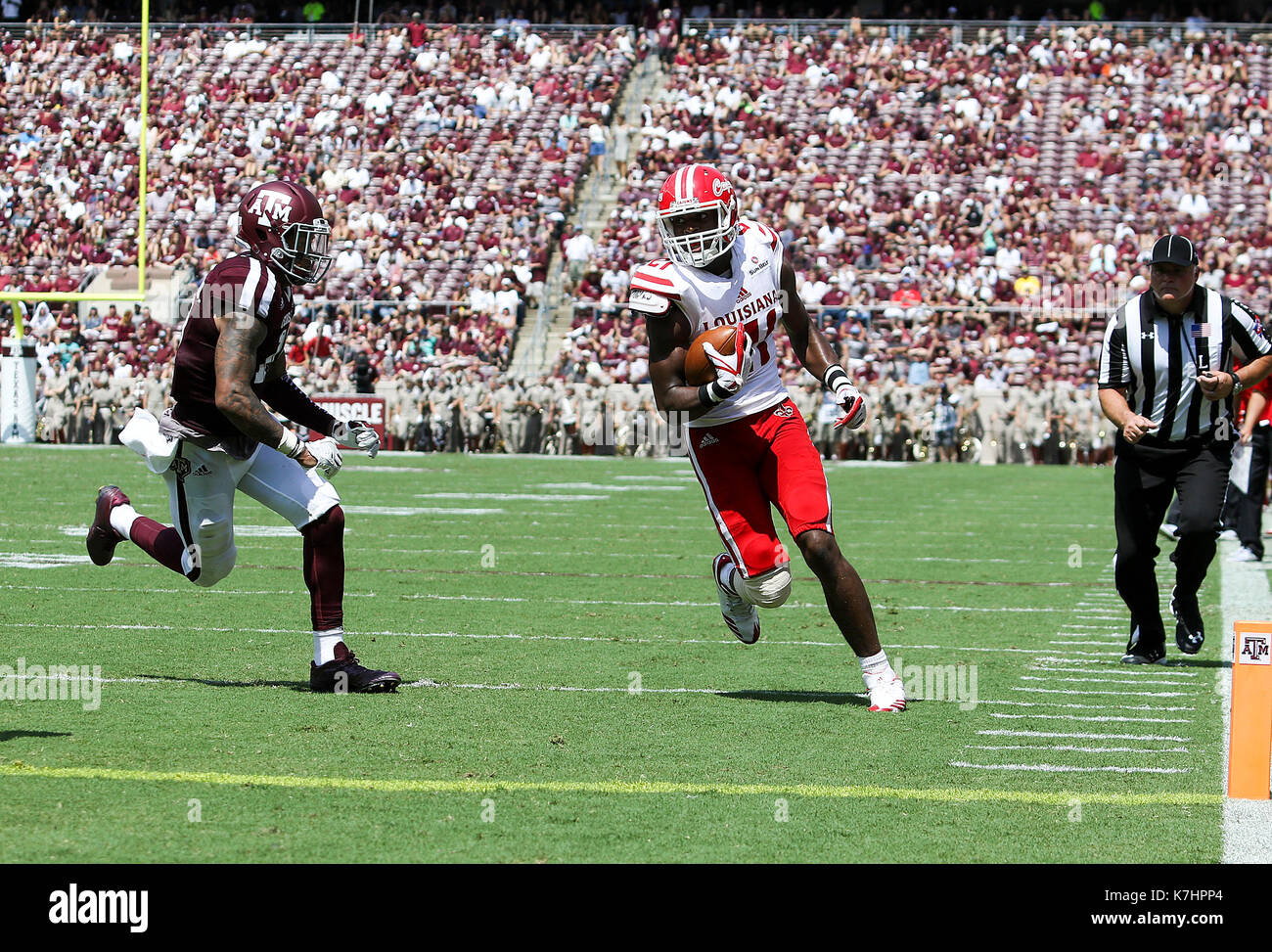 September 16, 2017: Lafayette Ragin Cajuns wide receiver Keenan Barnes (21) stürmt in Richtung auf das Ziel im zweiten Quartal während der NCAA Football Spiel zwischen der Lafayette Ragin Cajuns und der Texas A&M Aggies am Kyle Feld in College Station, TX; John Glaser/CSM. Stockfoto