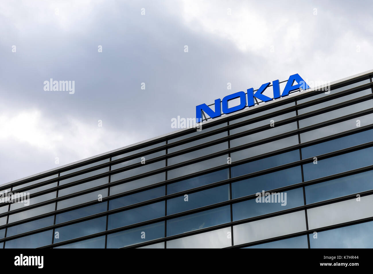 HELSINKI, Finnland - 16 September 2017: Dunkle Wolken über Nokia Marke auf einem Gebäude in Helsinki, Finnland am 16. September 2017 Stockfoto