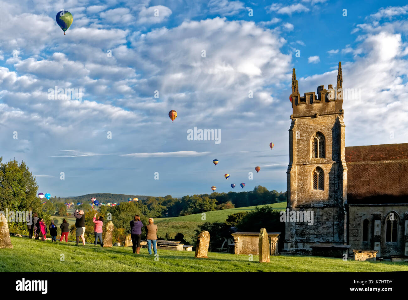 Horningsham, Wiltshire, Großbritannien. 16. September 2017. perfekte Wetter heute Morgen für eine Masse Start des Heißluftballons von Longleat House bilden eine atemberaubende Kulisse von St. Johannes der Täufer Kirche in Horningsham Dorf wie Sie nahmen an der Longleat Sky Safari Hot Air Balloon Extravaganza. Horningsham, Wiltshire, Großbritannien Credit: Andrew Harker/Alamy Leben Nachrichten erlaubt Stockfoto