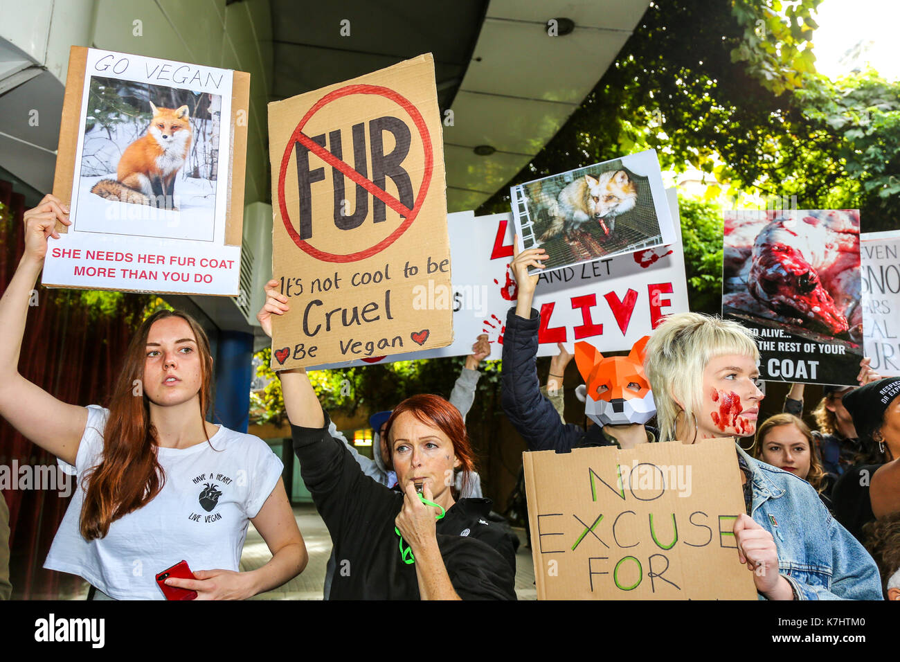 London, Großbritannien. 16. September, 2017. Die anti Pelz Gruppe machten sich auf den Weg von der Waterloo Station treffen zu einem privaten Gareth Pugh Show am BFI IMAX-Kino, bevor sie auf der privaten Burberry in Clerkenwell. Animal Rights Campaign group SURGE Protest gegen London Fashion Week 2017 weiterhin eine Pro - Fell Haltung. Trotz der vielen großen Labels wie Armani, Stella McCartney, Calvin Klein und Vivienne Westwood missbilligenden Fell, London Fashion Week ist auch weiterhin der größte Plattform für Pelz in England zu bieten - obwohl Fell ist illegal in diesem Land zu produzieren. Penelope Barritt/Alamy leben Nachrichten Stockfoto