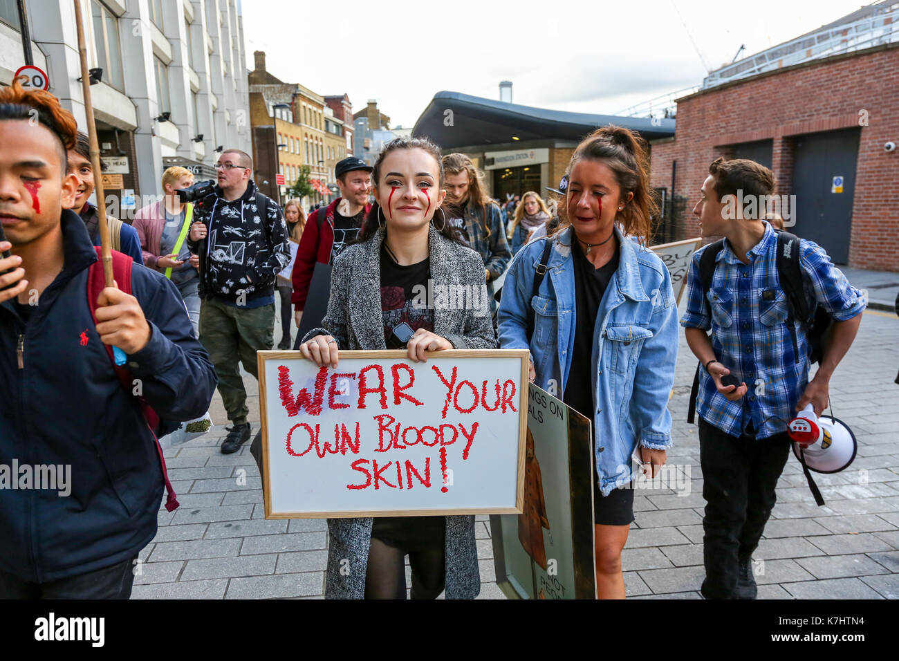 London, Großbritannien. 16. September, 2017. Die anti Pelz Gruppe machten sich auf den Weg von der Waterloo Station treffen zu einem privaten Gareth Pugh Show am BFI IMAX-Kino, bevor sie auf der privaten Burberry in Clerkenwell. Animal Rights Campaign group SURGE Protest gegen London Fashion Week 2017 weiterhin eine Pro - Fell Haltung. Trotz der vielen großen Labels wie Armani, Stella McCartney, Calvin Klein und Vivienne Westwood missbilligenden Fell, London Fashion Week ist auch weiterhin der größte Plattform für Pelz in England zu bieten - obwohl Fell ist illegal in diesem Land zu produzieren. Penelope Barritt/Alamy leben Nachrichten Stockfoto