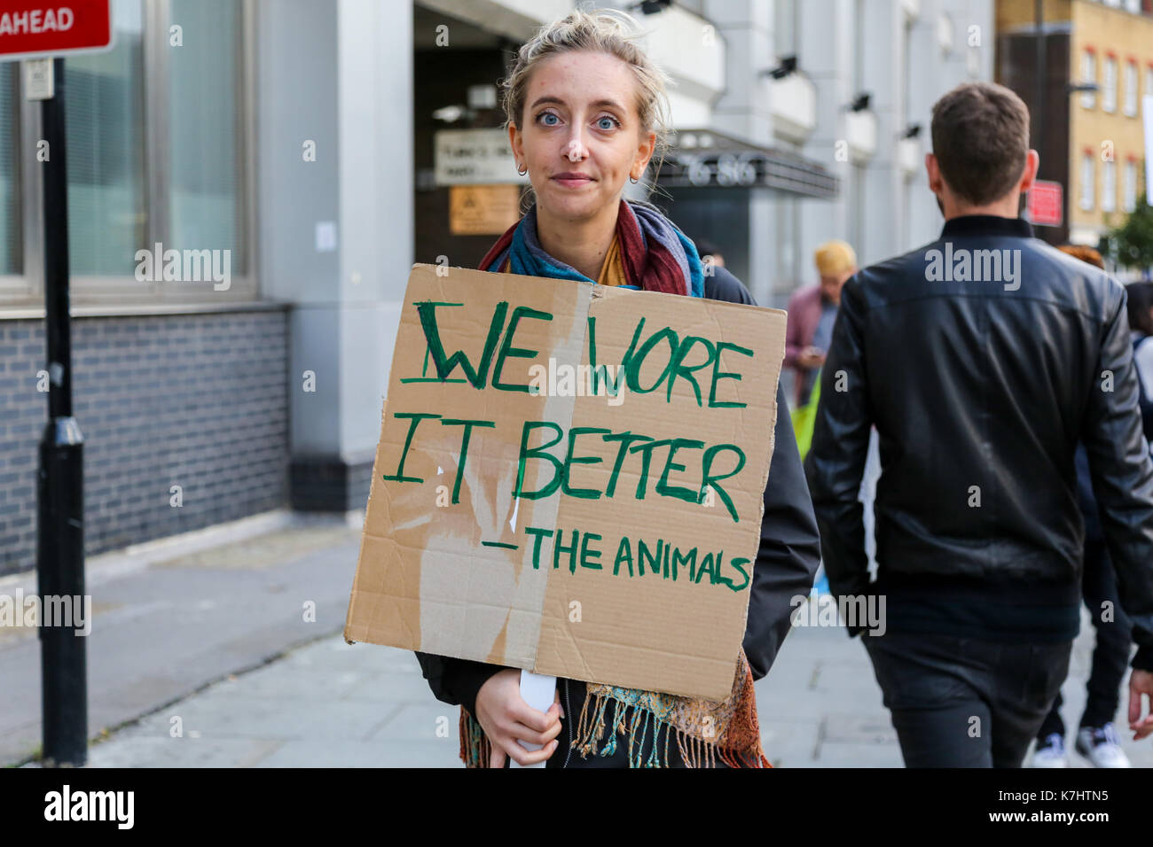 London, Großbritannien. 16. September, 2017. Die anti Pelz Gruppe machten sich auf den Weg von der Waterloo Station treffen zu einem privaten Gareth Pugh Show am BFI IMAX-Kino, bevor sie auf der privaten Burberry in Clerkenwell. Animal Rights Campaign group SURGE Protest gegen London Fashion Week 2017 weiterhin eine Pro - Fell Haltung. Trotz der vielen großen Labels wie Armani, Stella McCartney, Calvin Klein und Vivienne Westwood missbilligenden Fell, London Fashion Week ist auch weiterhin der größte Plattform für Pelz in England zu bieten - obwohl Fell ist illegal in diesem Land zu produzieren. Penelope Barritt/Alamy leben Nachrichten Stockfoto